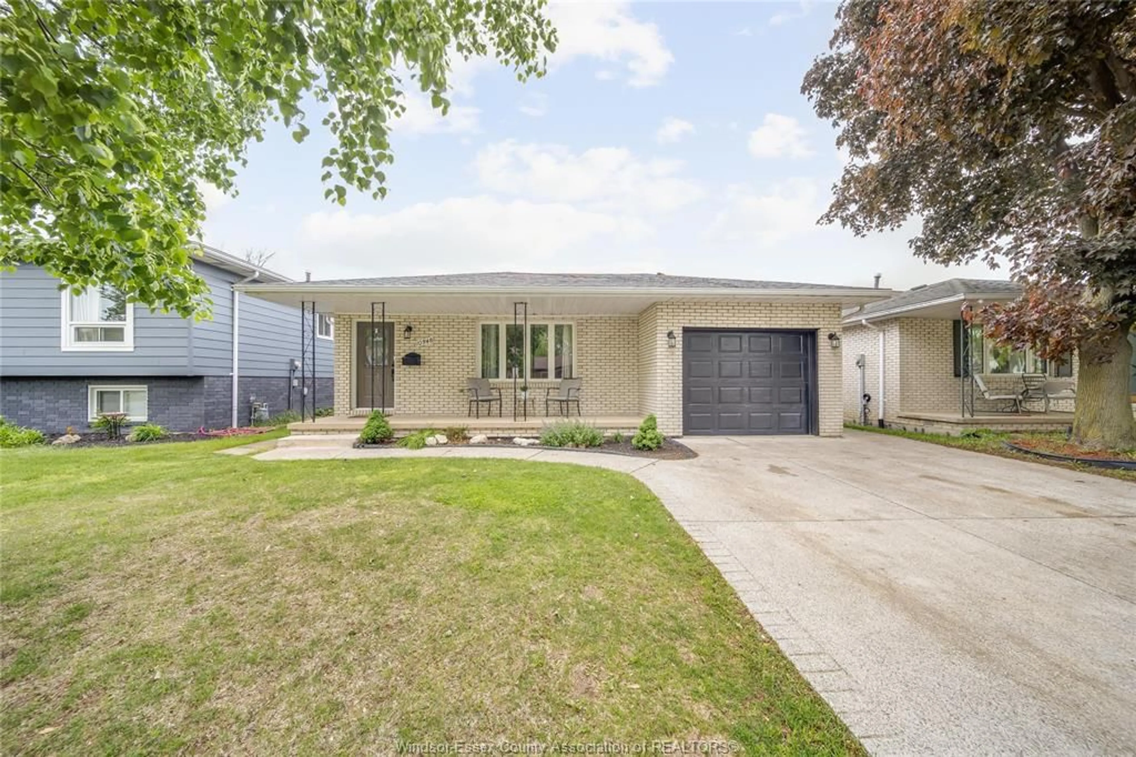 Unknown for 10348 LONSDALE Cres, Windsor Ontario N8R 2E3