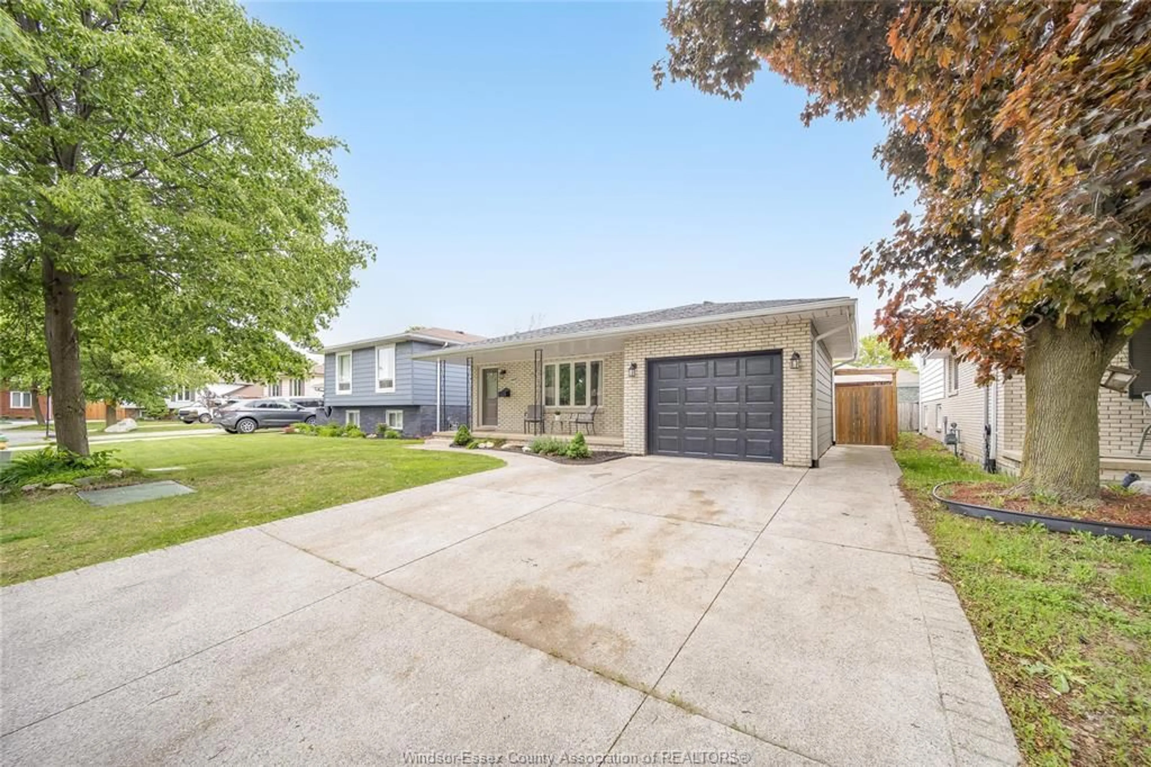 Unknown for 10348 LONSDALE Cres, Windsor Ontario N8R 2E3