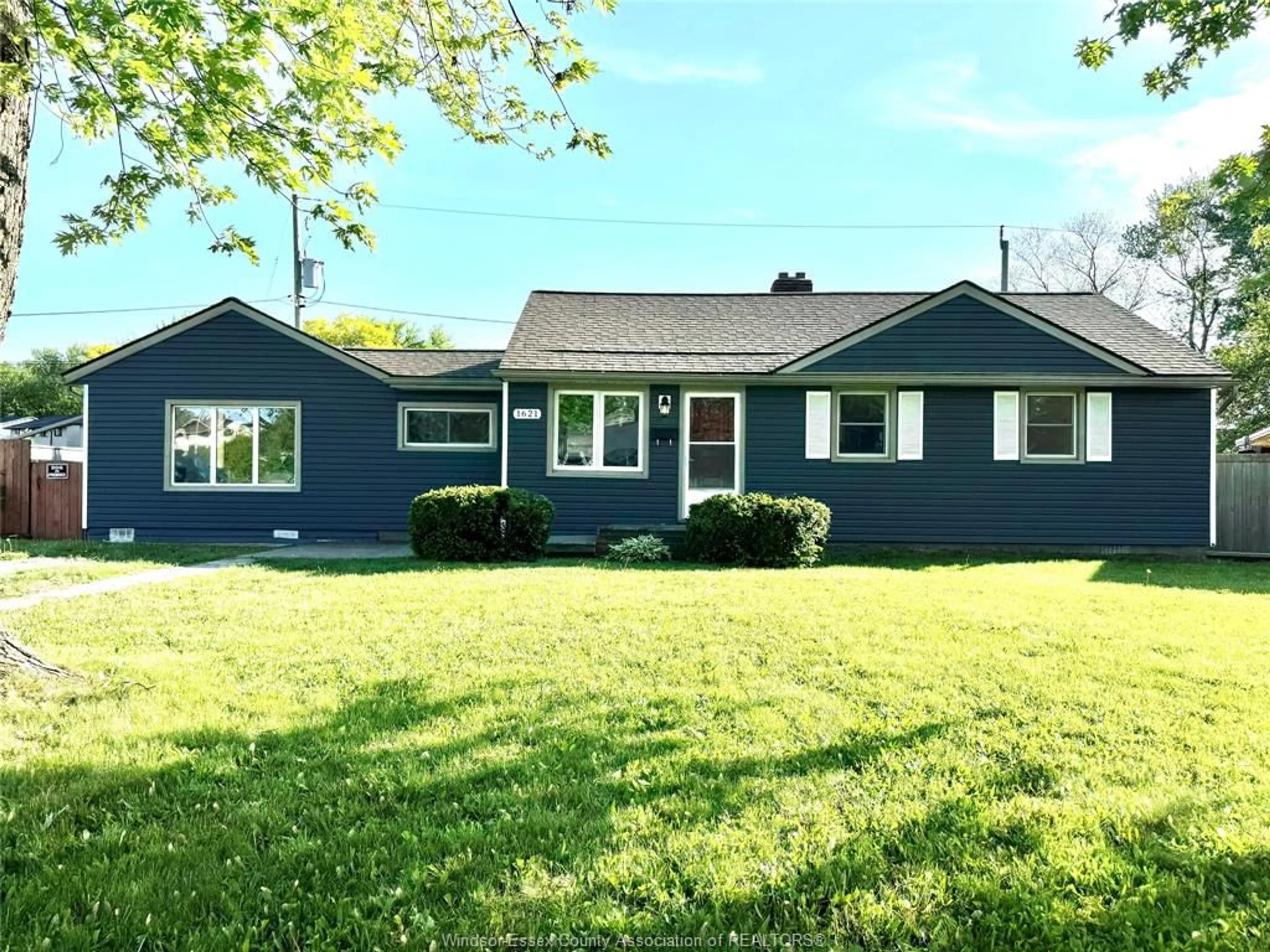 Home with vinyl exterior material, street for 1621 CAMPBELL, Windsor Ontario N9B 2K5