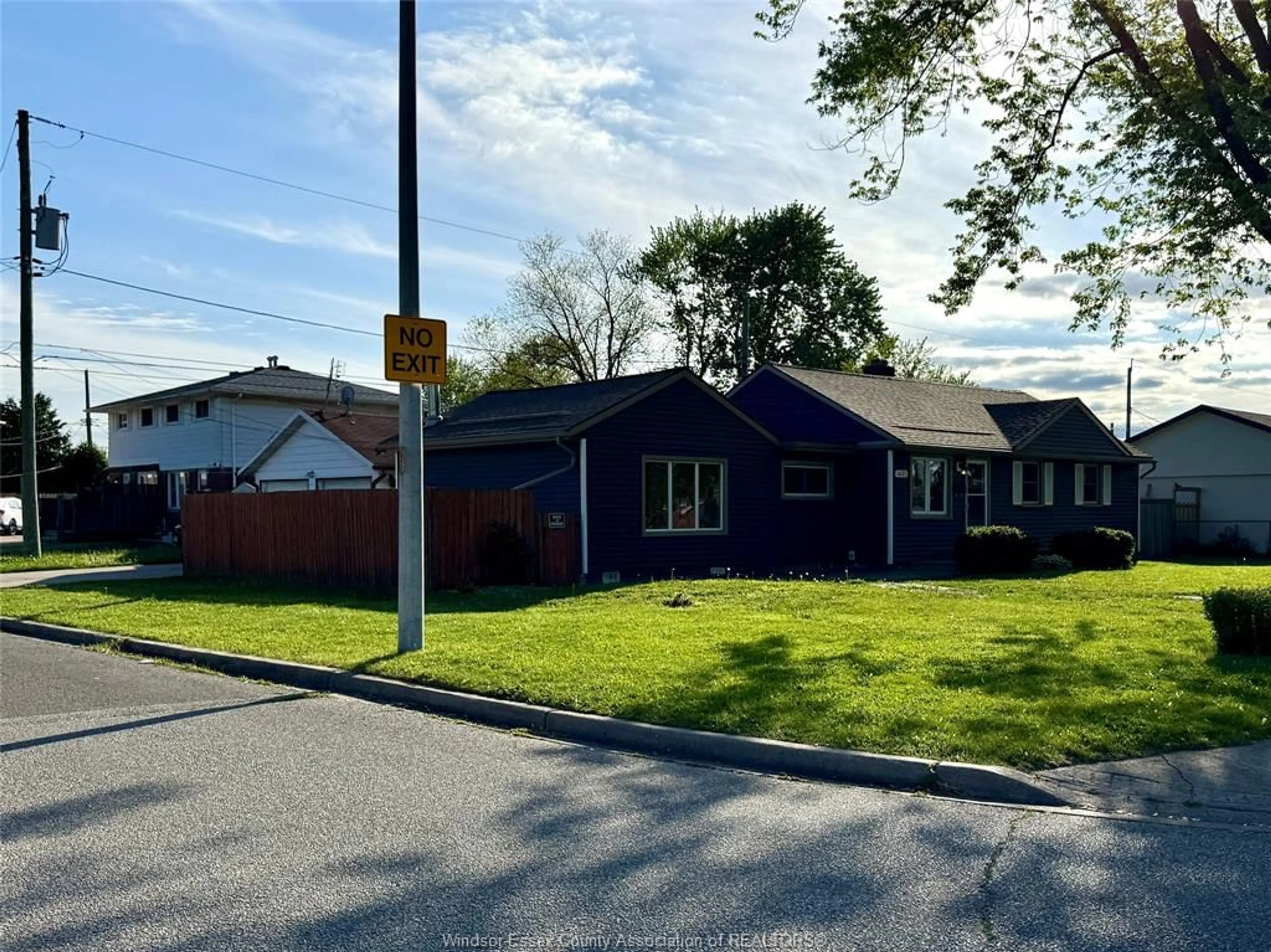 A pic from outside/outdoor area/front of a property/back of a property/a pic from drone, street for 1621 CAMPBELL, Windsor Ontario N9B 2K5