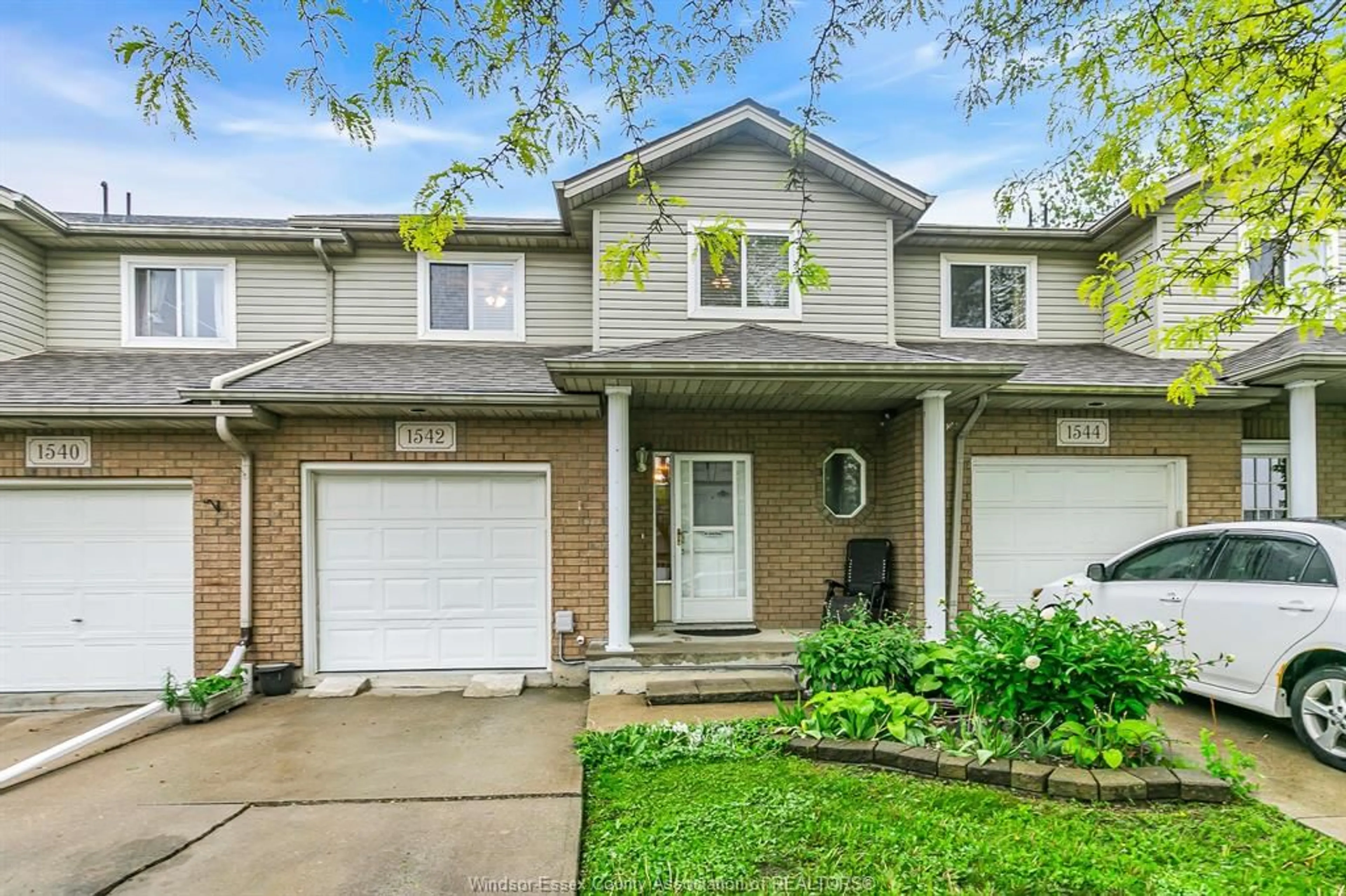 Home with vinyl exterior material, street for 1542 SOUTHFIELD, Tecumseh Ontario N8N 4Z7