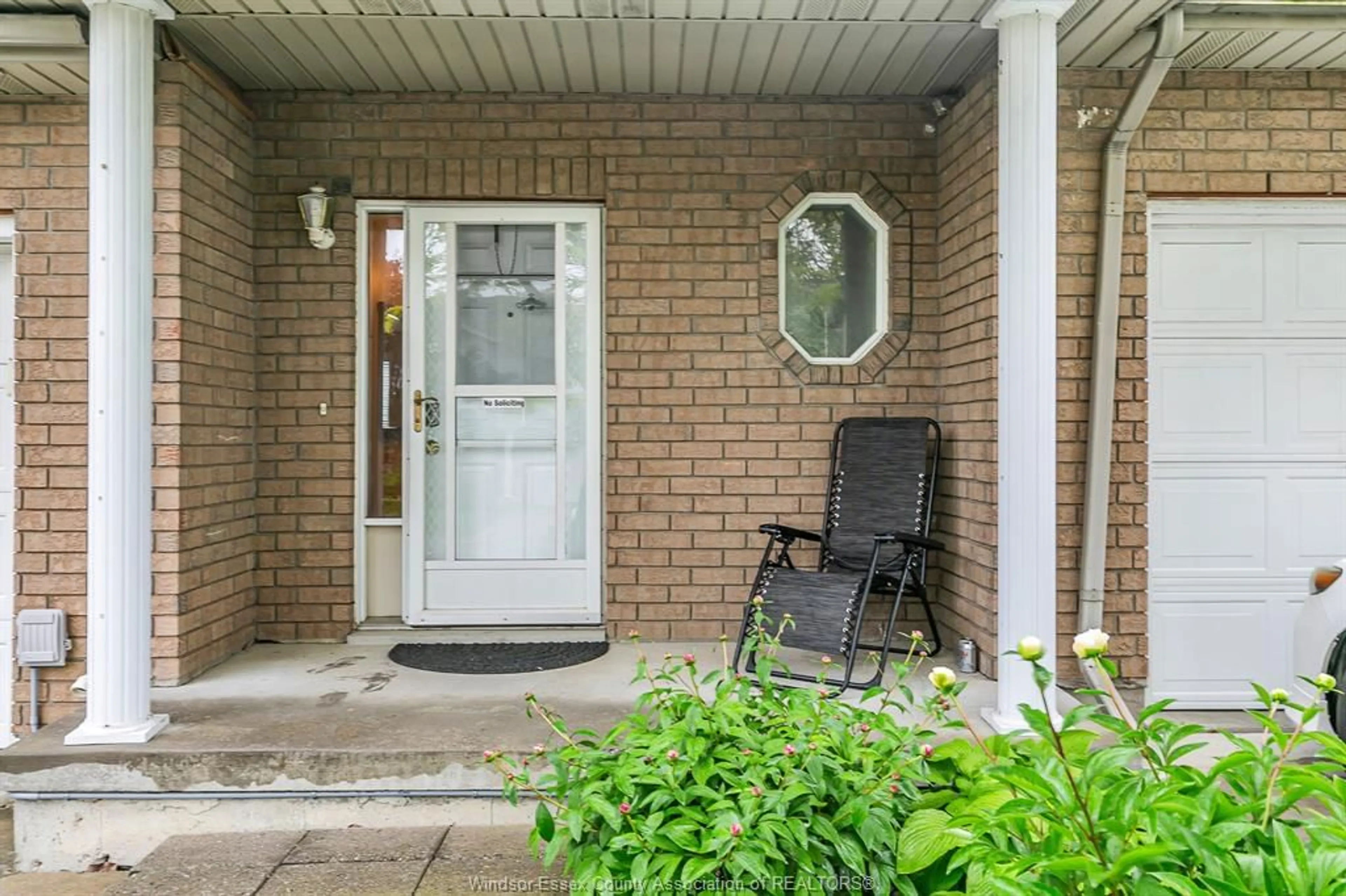 Indoor entryway for 1542 SOUTHFIELD, Tecumseh Ontario N8N 4Z7