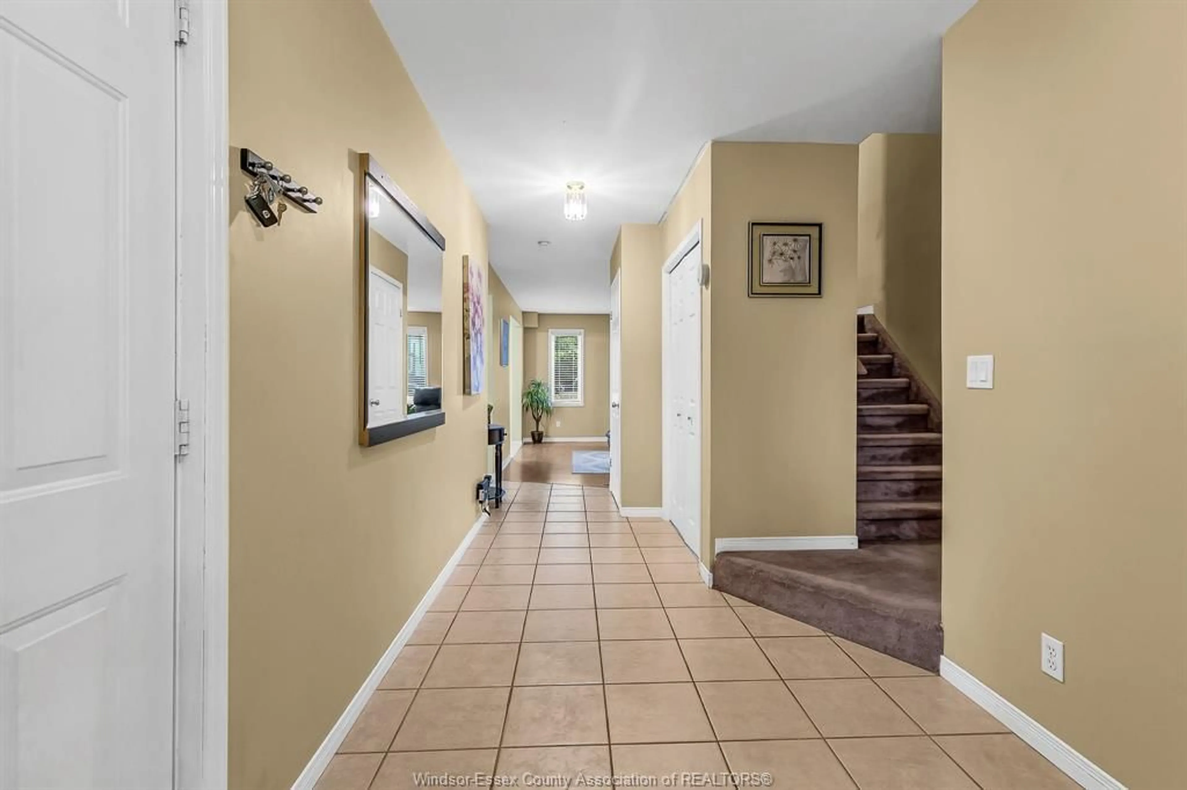 Indoor foyer for 1542 SOUTHFIELD, Tecumseh Ontario N8N 4Z7