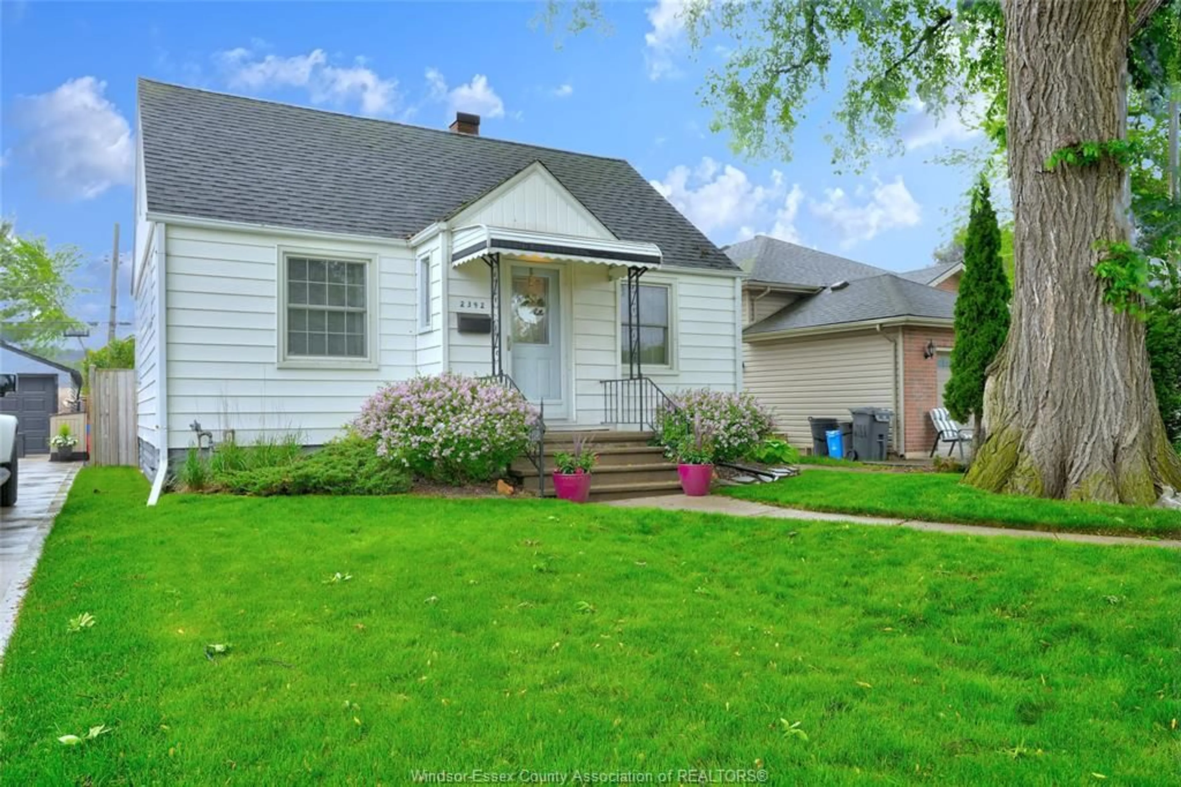 A pic from outside/outdoor area/front of a property/back of a property/a pic from drone, street for 2392 BERNARD, Windsor Ontario N8W 4R8