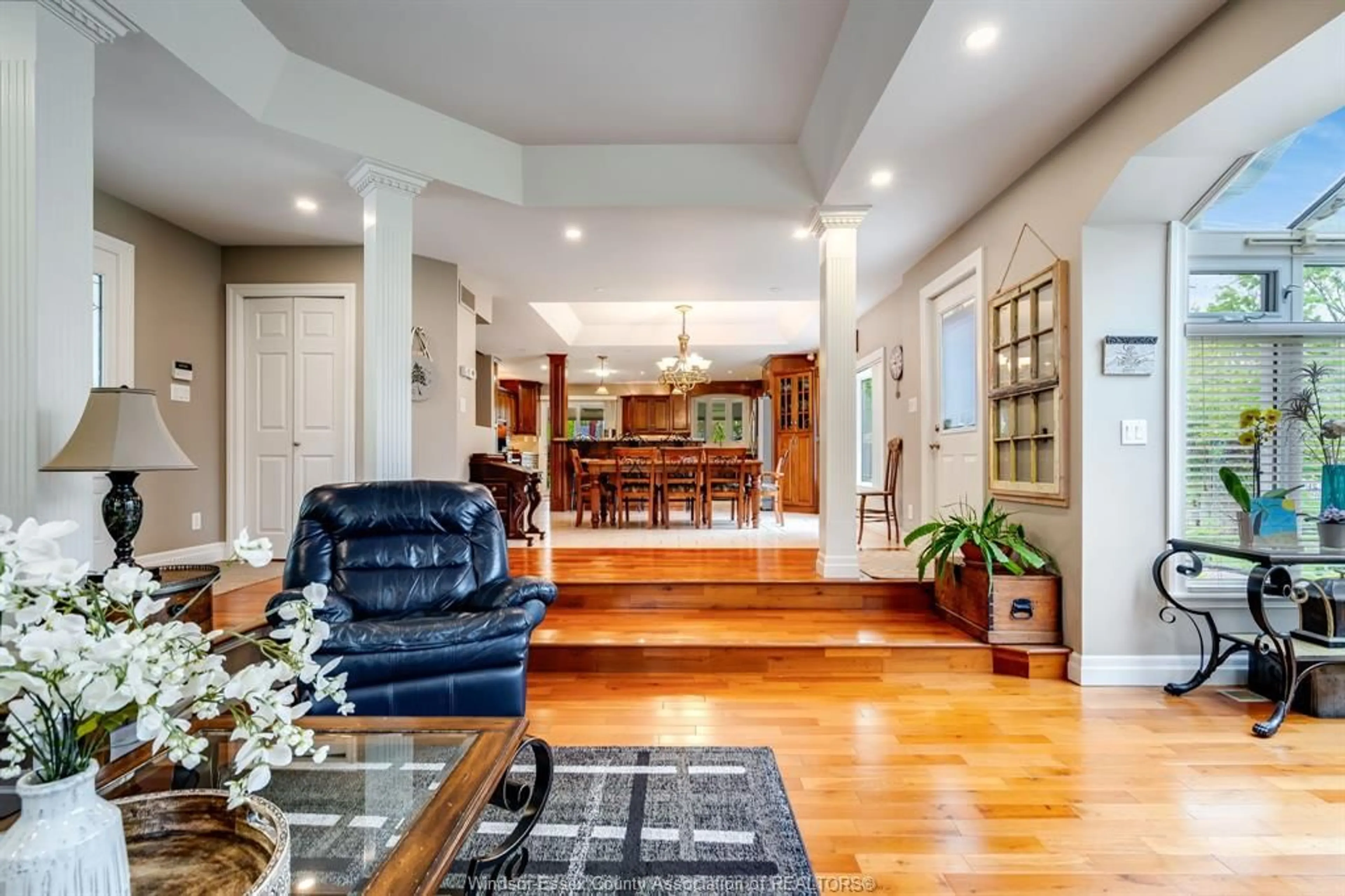 Indoor foyer for 1927 Deer Run Rd, Leamington Ontario N8H 3V7