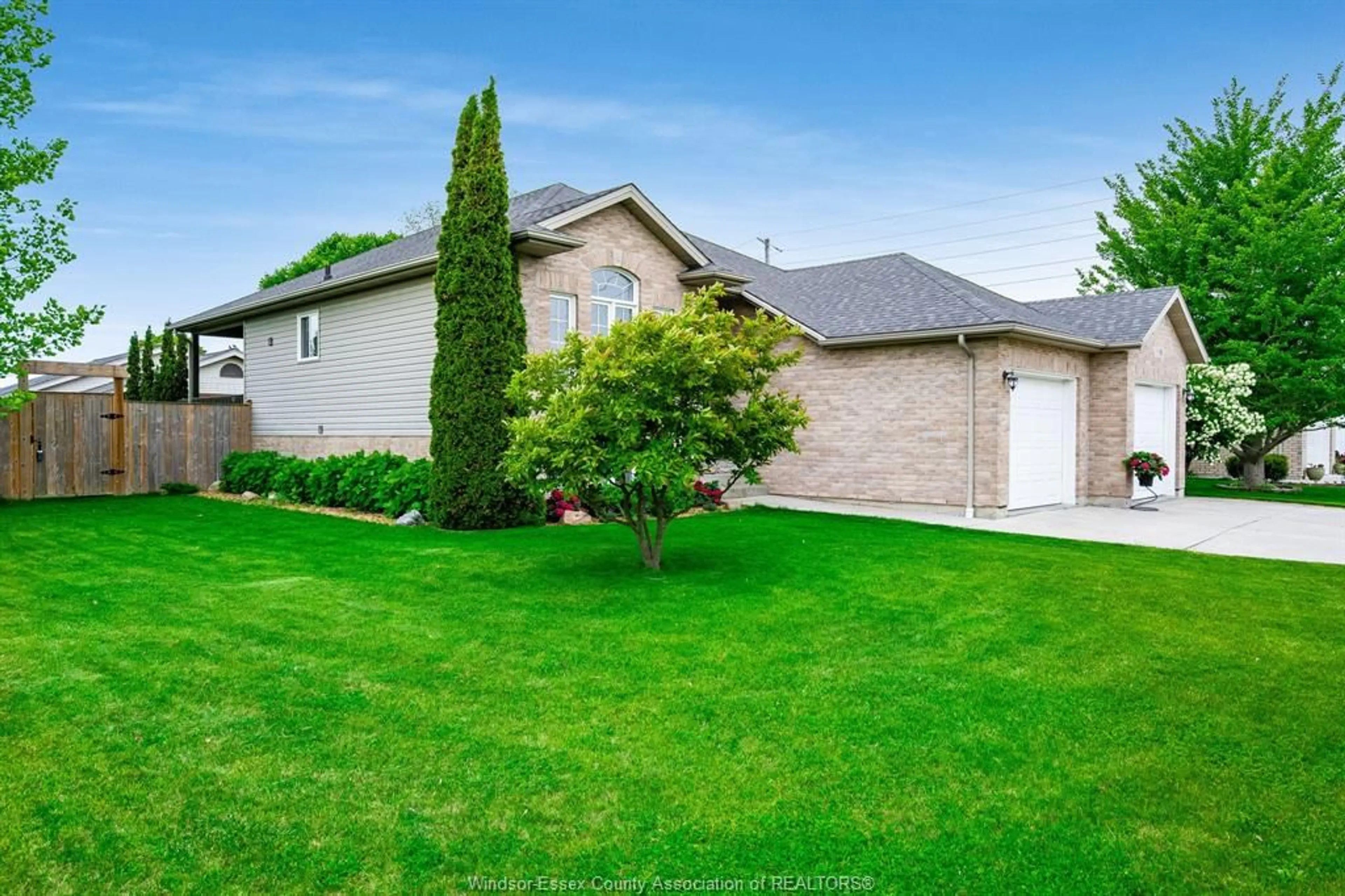 A pic from outside/outdoor area/front of a property/back of a property/a pic from drone, street for 95 MILLBROOK Dr, Kingsville Ontario N9Y 4A4