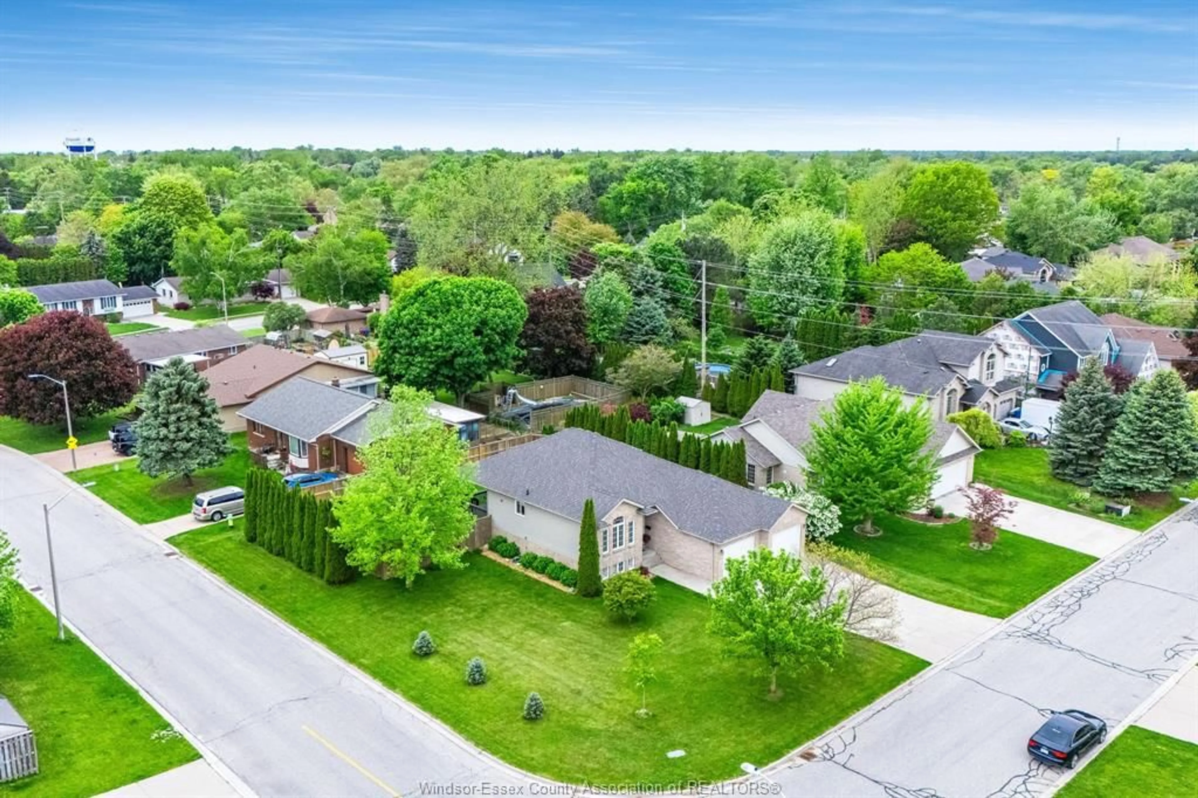 A pic from outside/outdoor area/front of a property/back of a property/a pic from drone, street for 95 MILLBROOK Dr, Kingsville Ontario N9Y 4A4