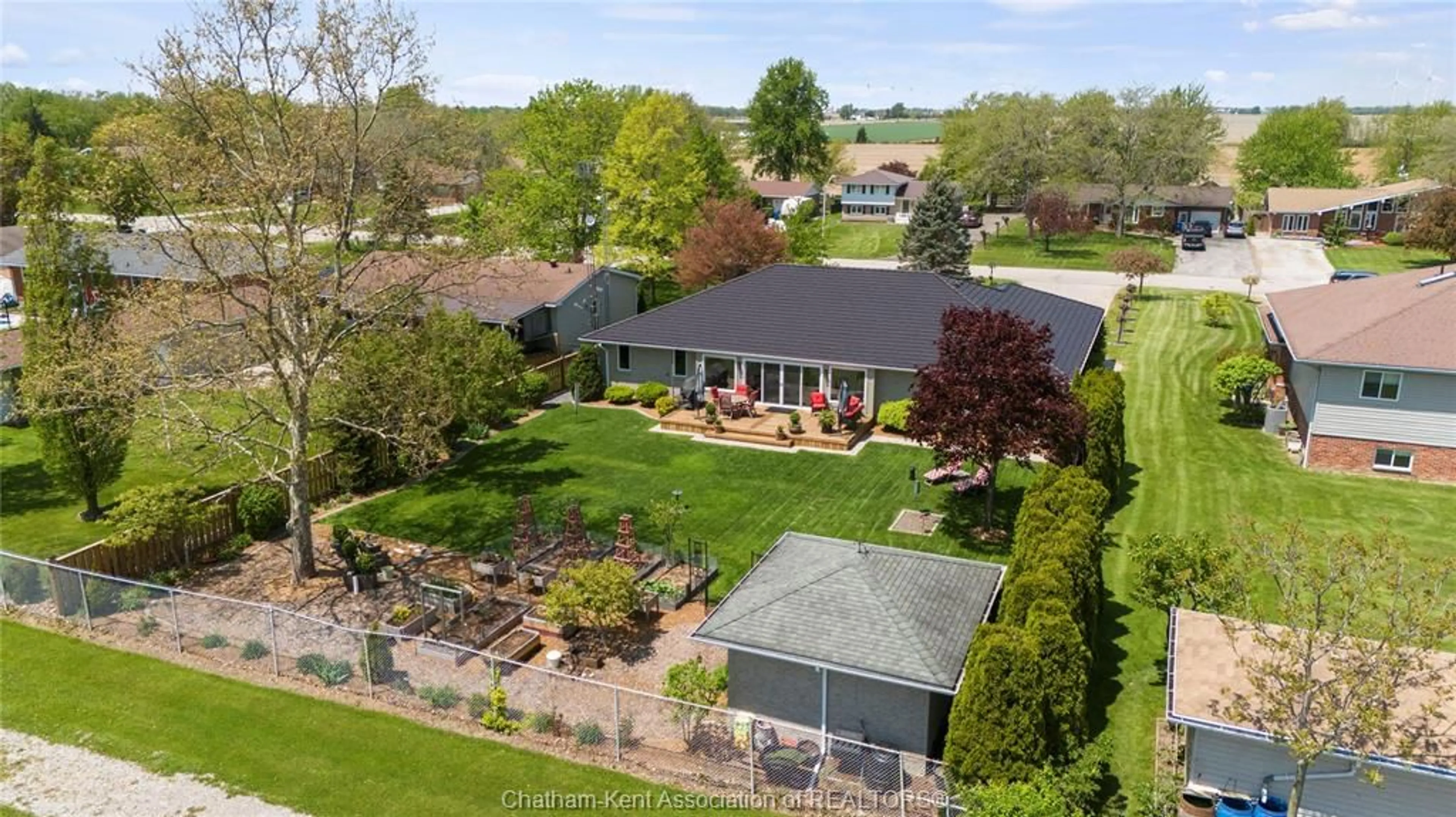 A pic from outside/outdoor area/front of a property/back of a property/a pic from drone, street for 19 Campbell St, Merlin Ontario N0P 1W0
