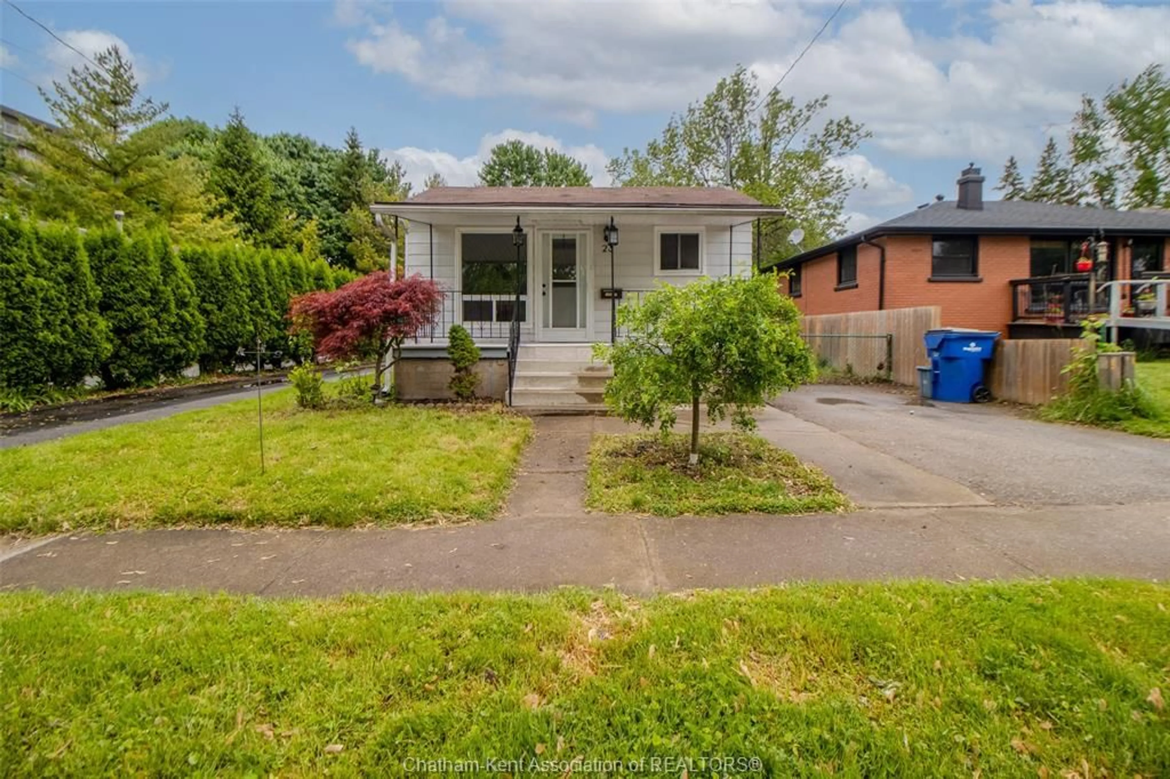 A pic from outside/outdoor area/front of a property/back of a property/a pic from drone, street for 23 Siskind Crt, Chatham Ontario N7L 4Z9