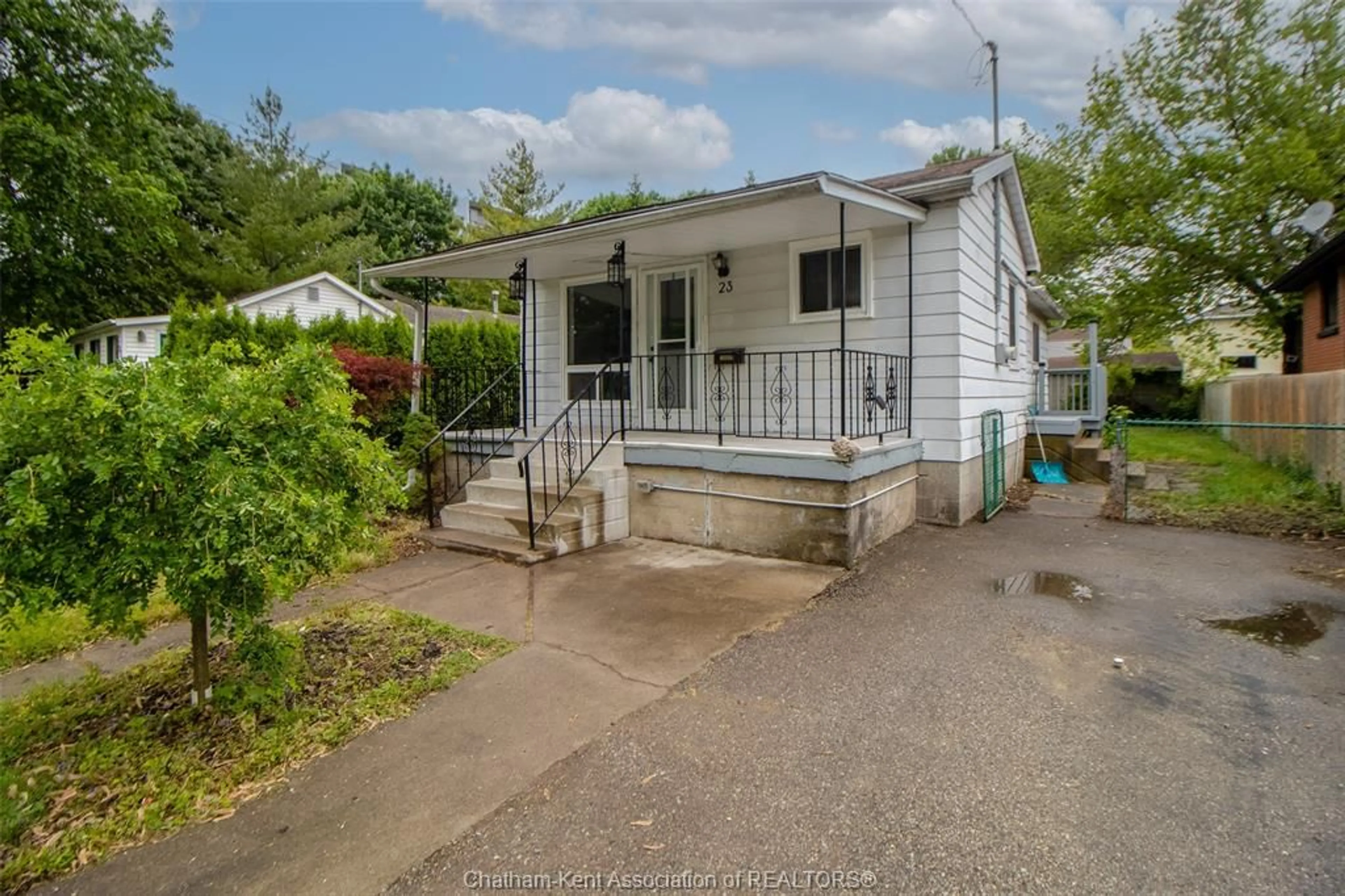 A pic from outside/outdoor area/front of a property/back of a property/a pic from drone, street for 23 Siskind Crt, Chatham Ontario N7L 4Z9