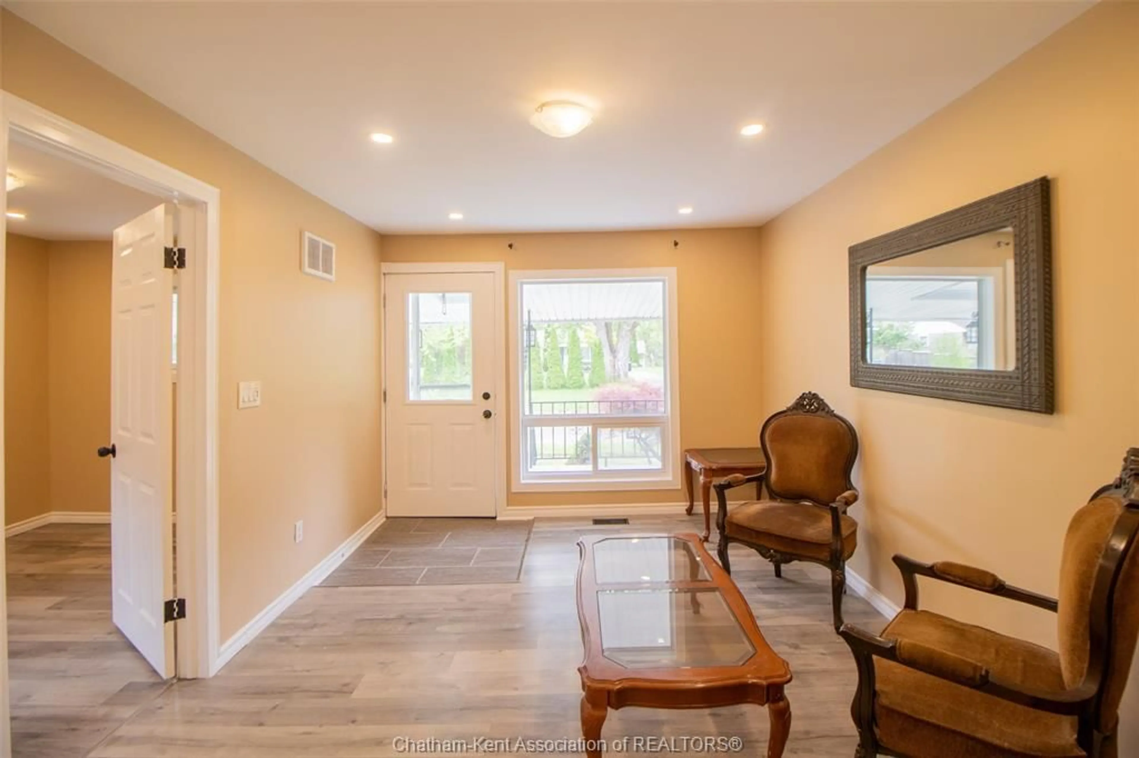Indoor entryway for 23 Siskind Crt, Chatham Ontario N7L 4Z9