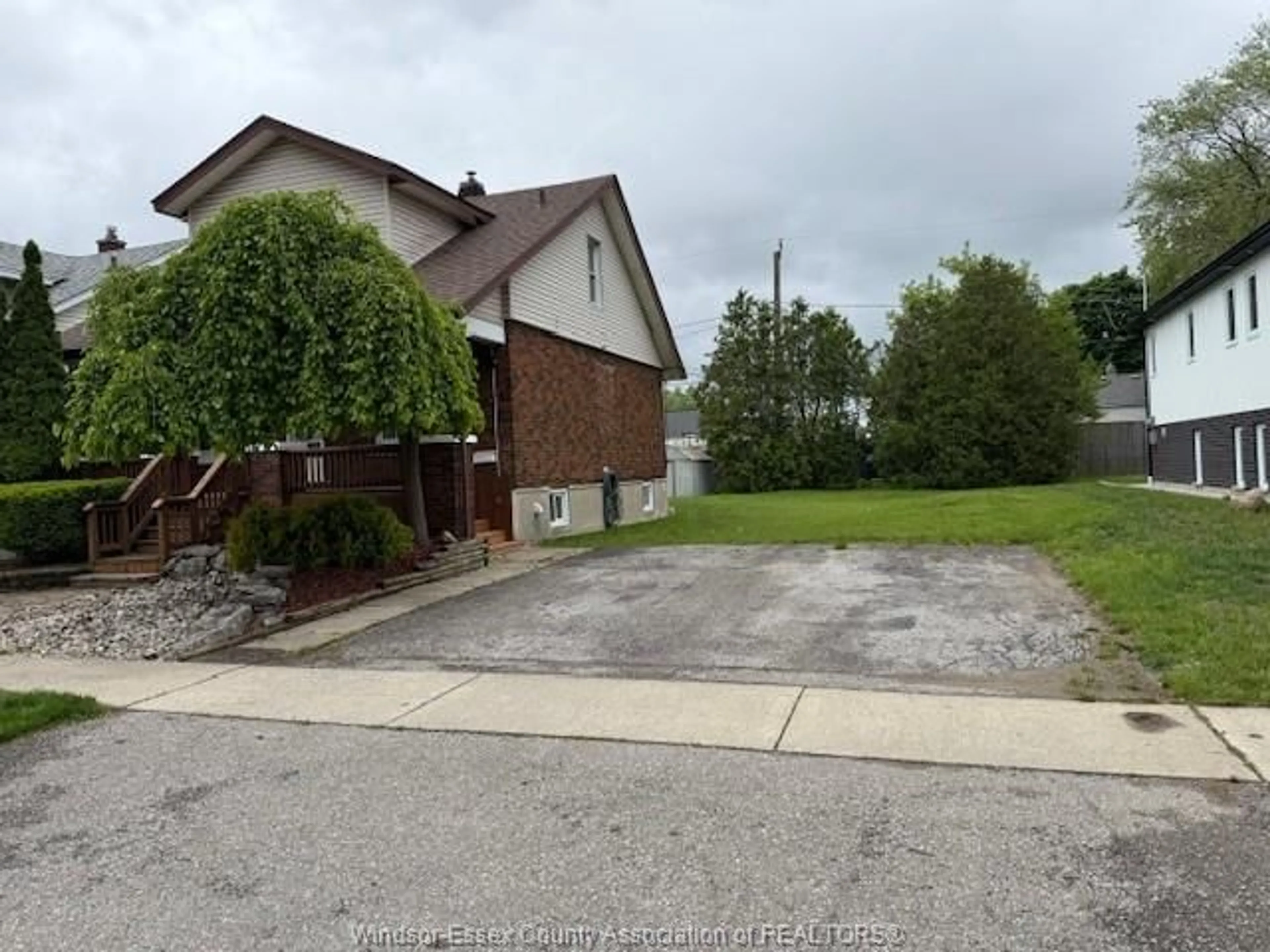 A pic from outside/outdoor area/front of a property/back of a property/a pic from drone, street for 1487 WESTCOTT, Windsor Ontario N8Y 4C3