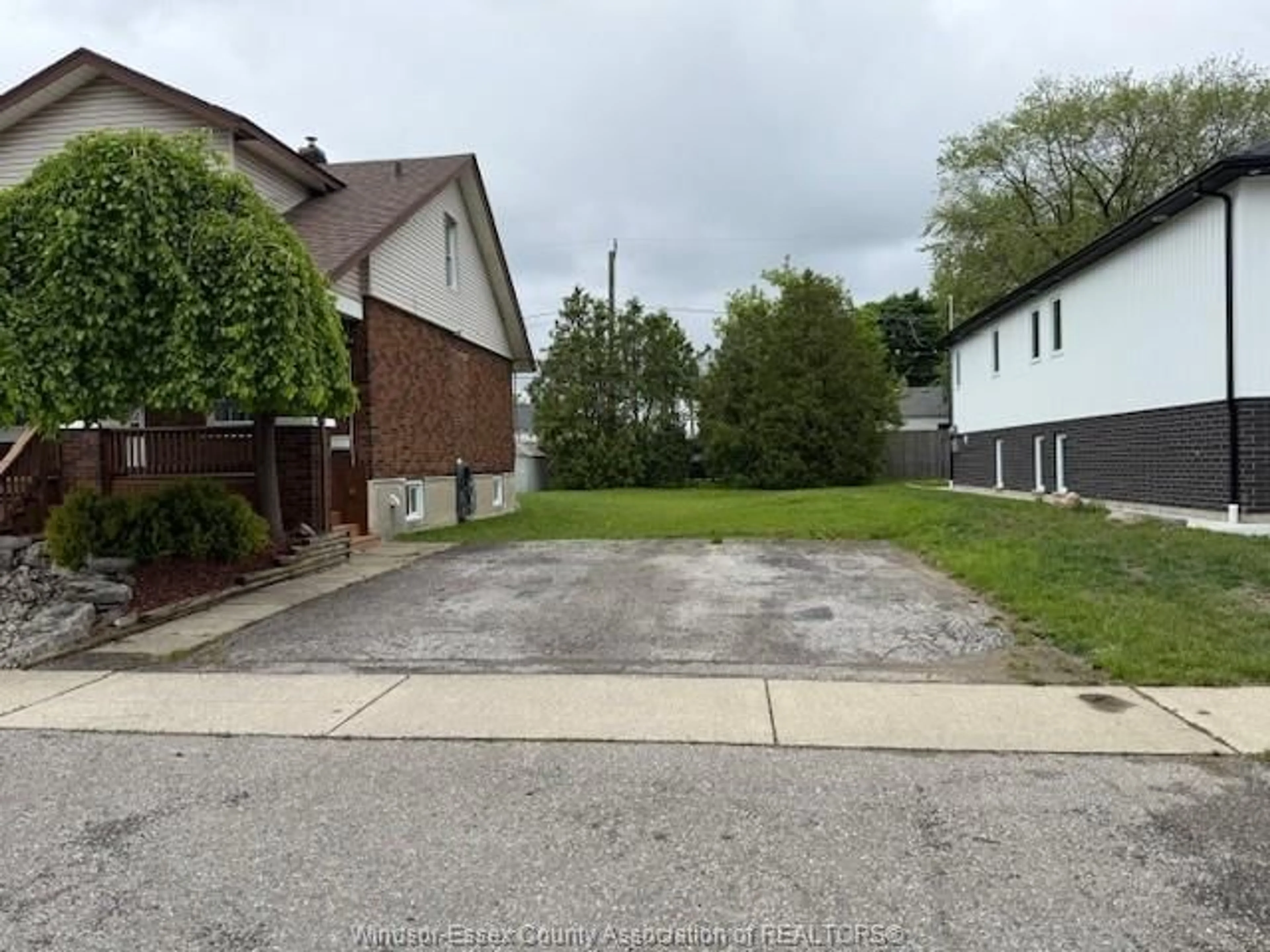 A pic from outside/outdoor area/front of a property/back of a property/a pic from drone, street for 1487 WESTCOTT, Windsor Ontario N8Y 4C3