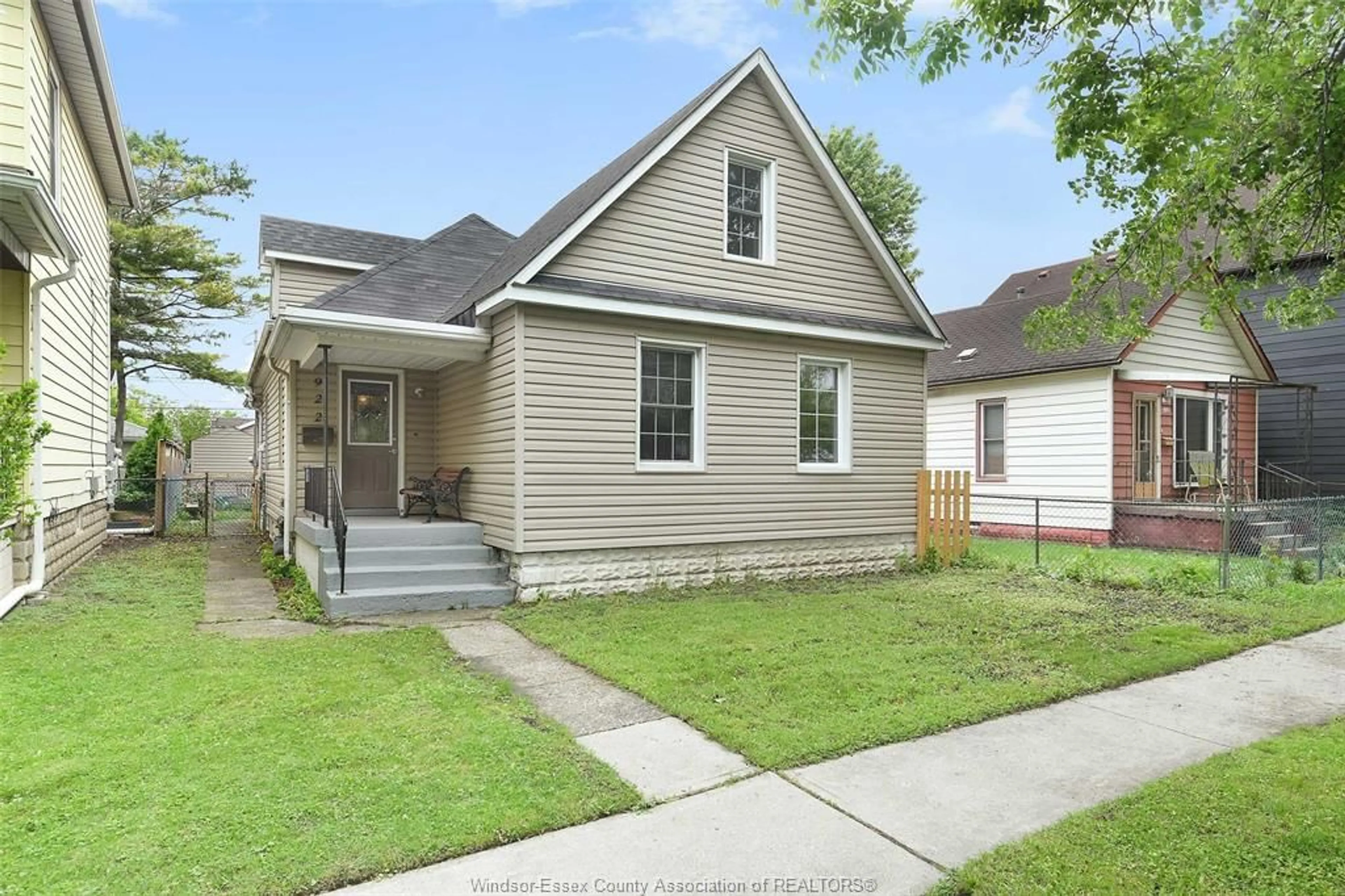Home with vinyl exterior material, street for 922 MAISONVILLE Ave, Windsor Ontario N8Y 3R9