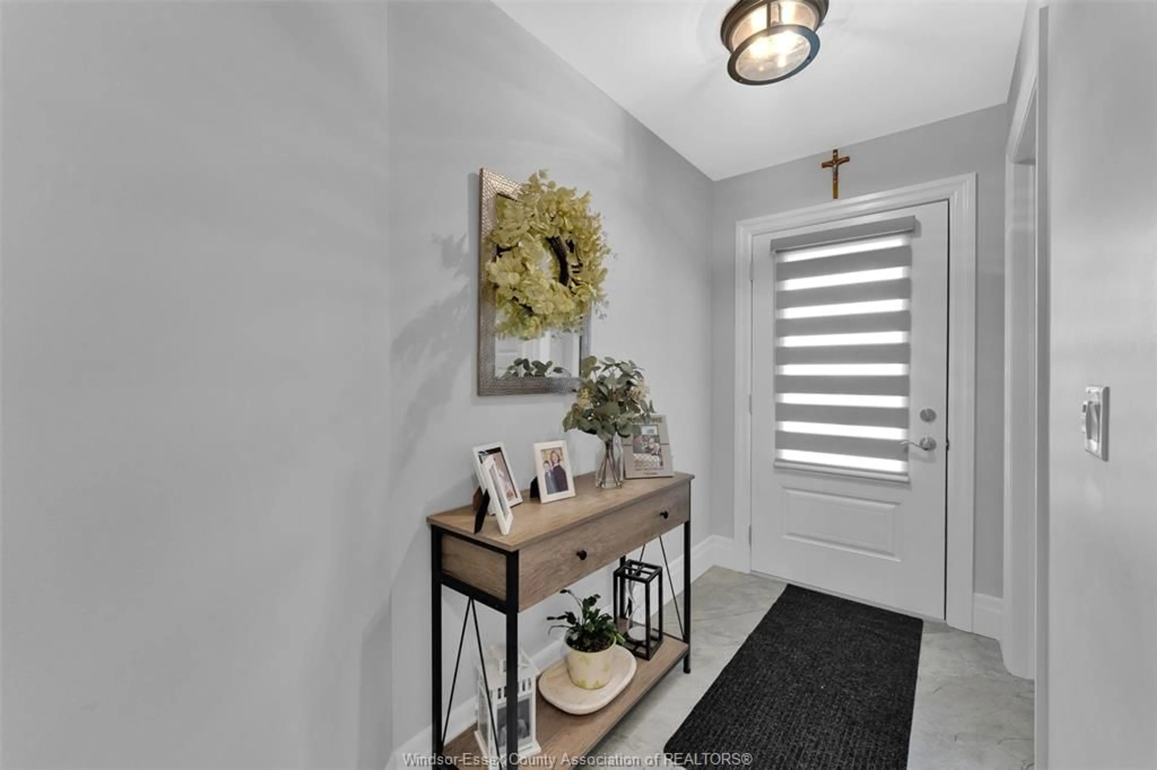 Indoor entryway for 118 JONES St, Essex Ontario N8M 0B2
