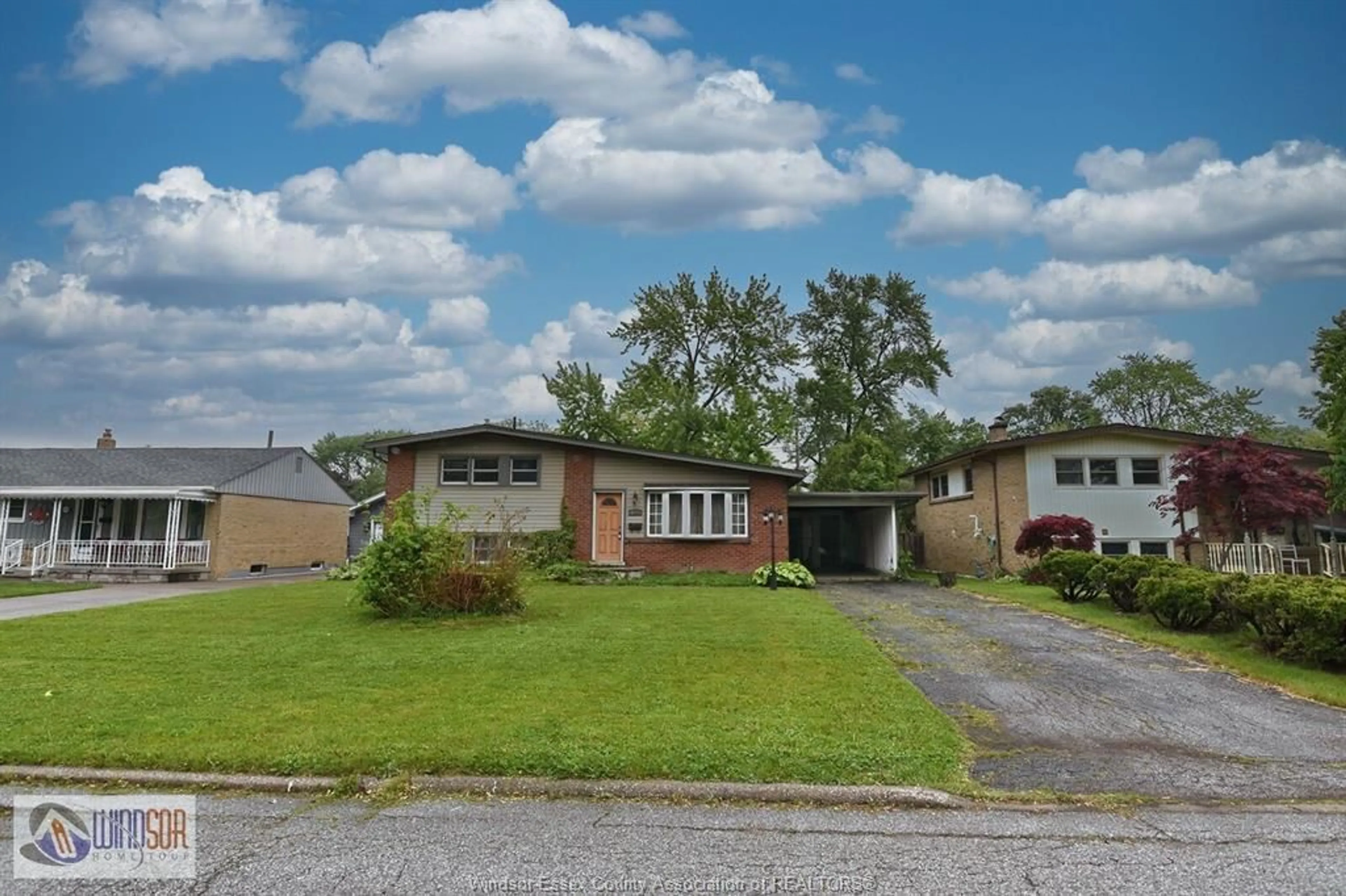 A pic from outside/outdoor area/front of a property/back of a property/a pic from drone, street for 3166 MARK, Windsor Ontario N9E 2W8