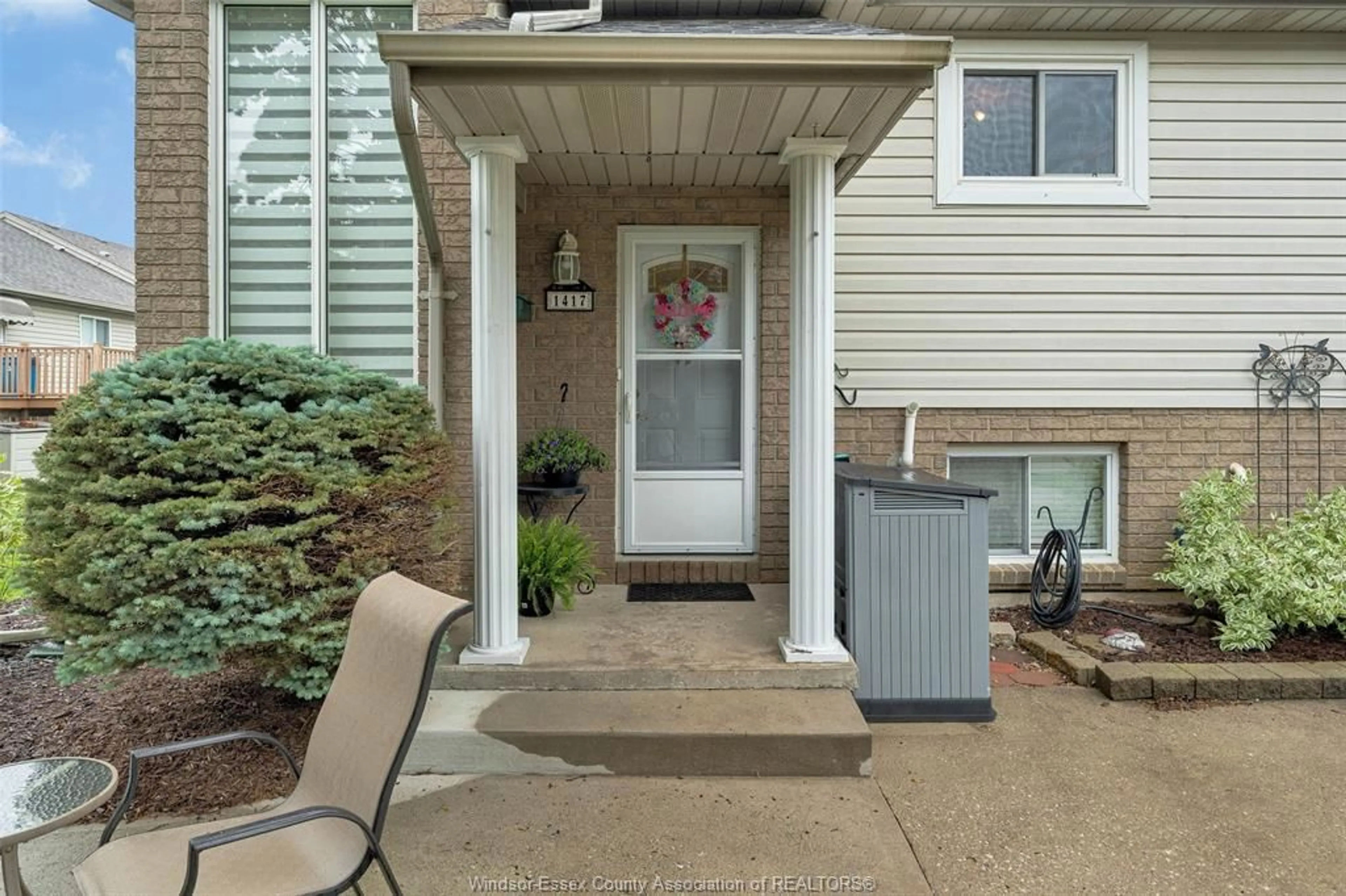 Indoor entryway for 1417 MICKAILA, Tecumseh Ontario N8N 4Z2