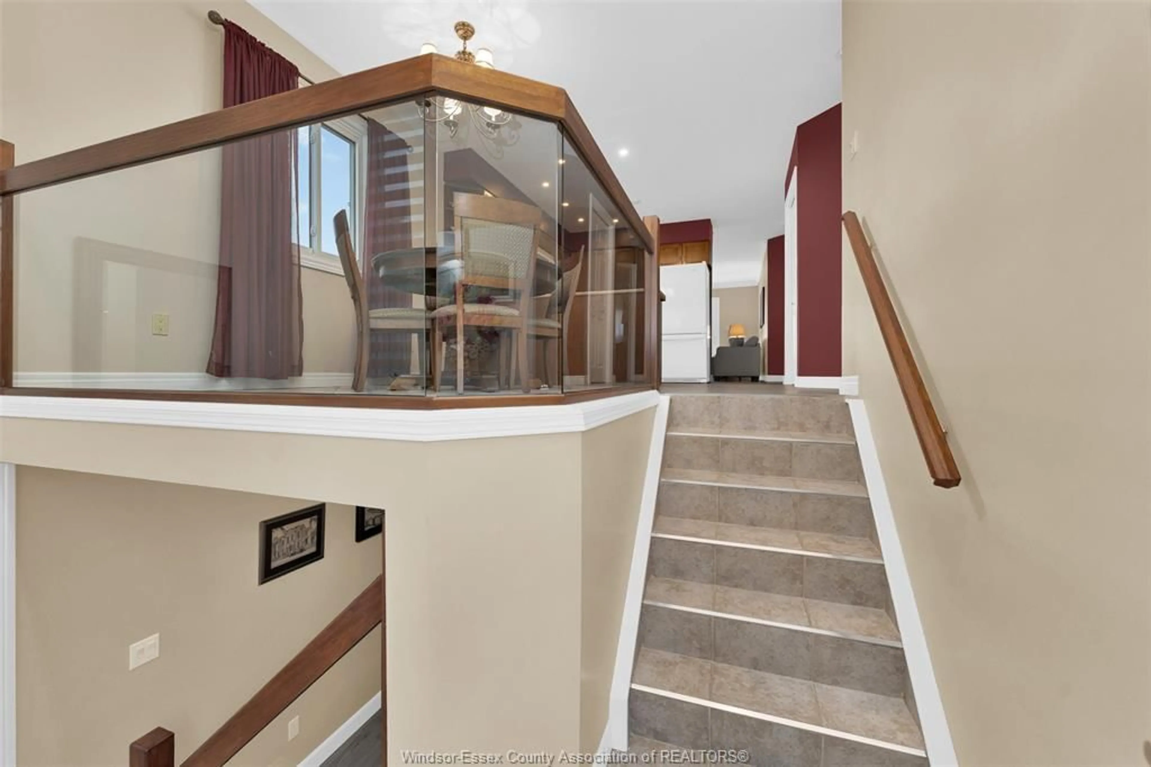 Indoor foyer for 1417 MICKAILA, Tecumseh Ontario N8N 4Z2