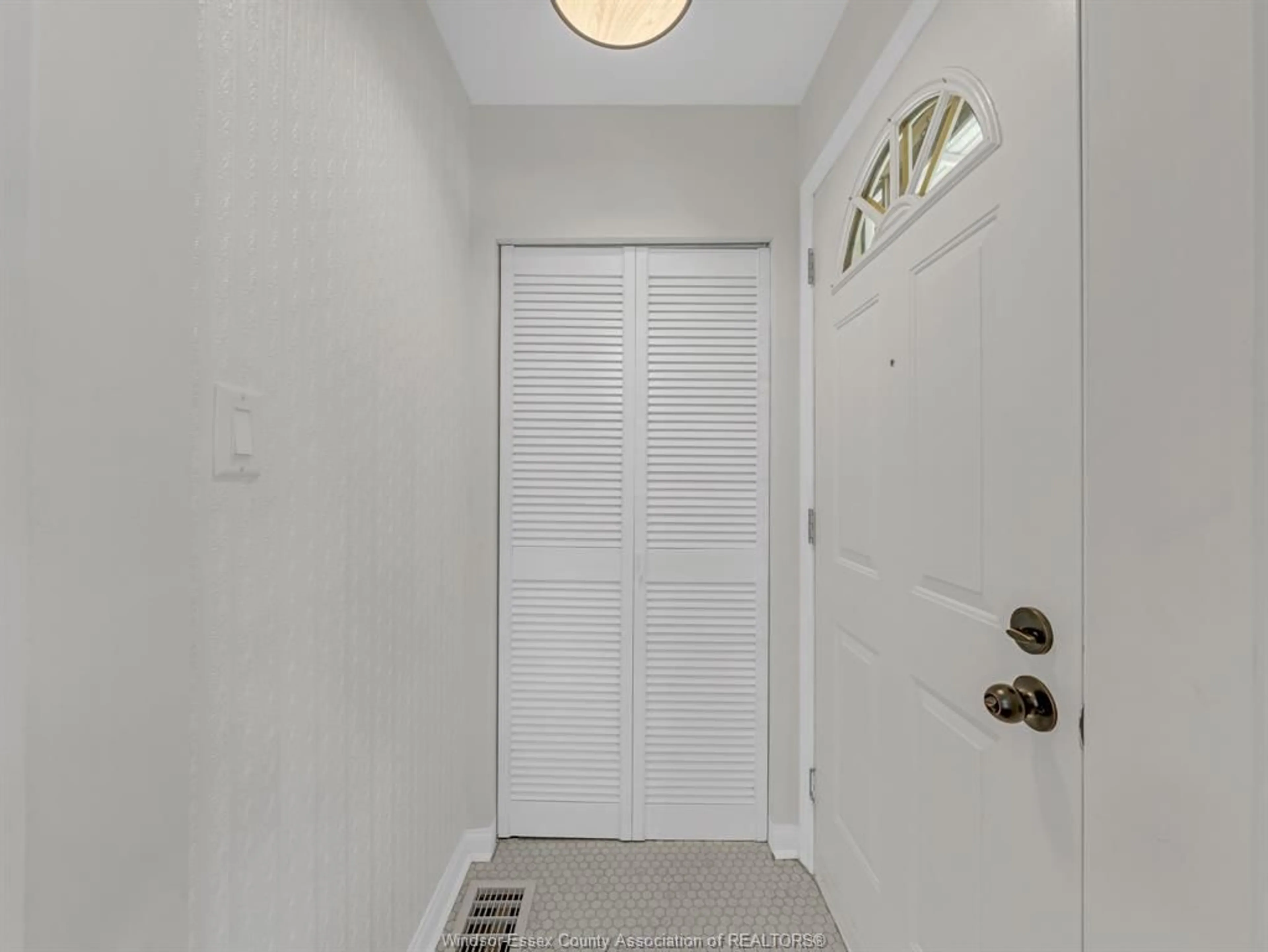 Indoor entryway for 840 MATTHEW BRADY Blvd, Windsor Ontario N8S 3J8