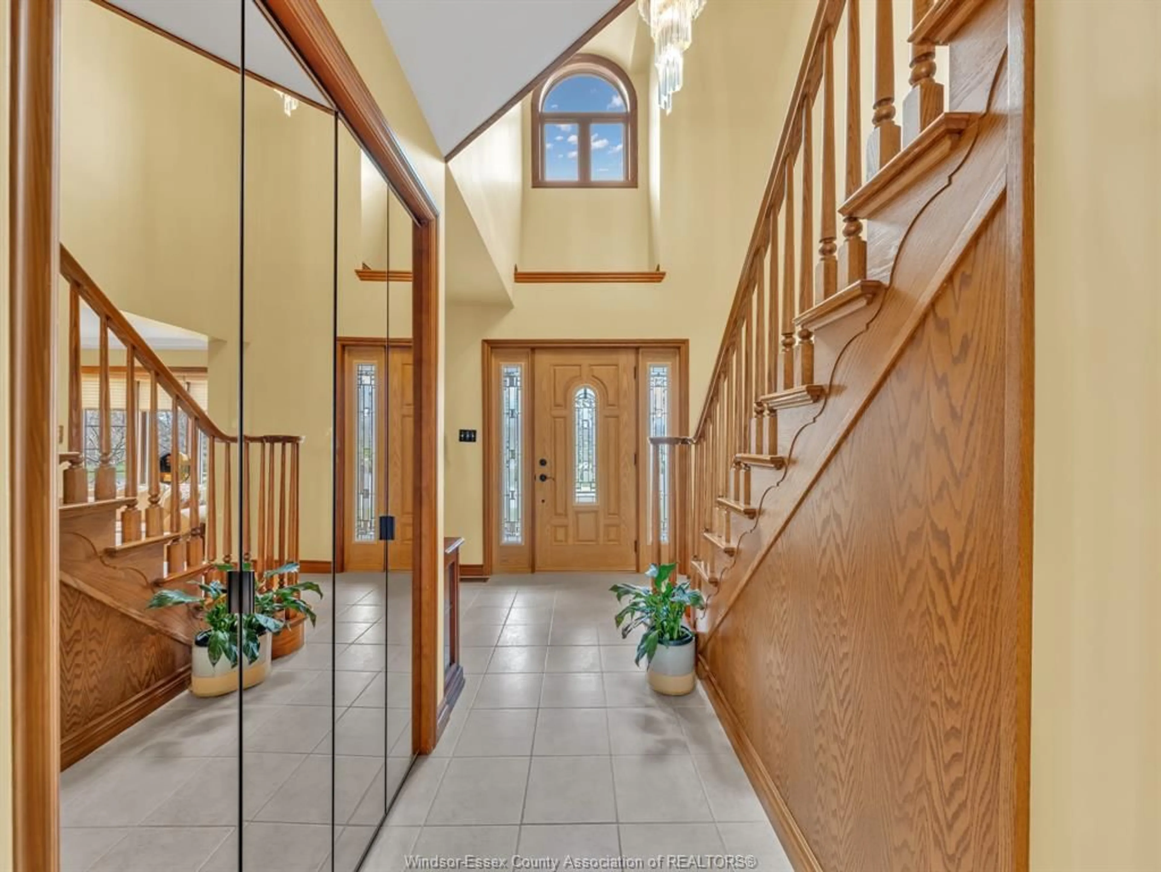 Indoor foyer for 117 RYAN, Amherstburg Ontario N9V 3R3
