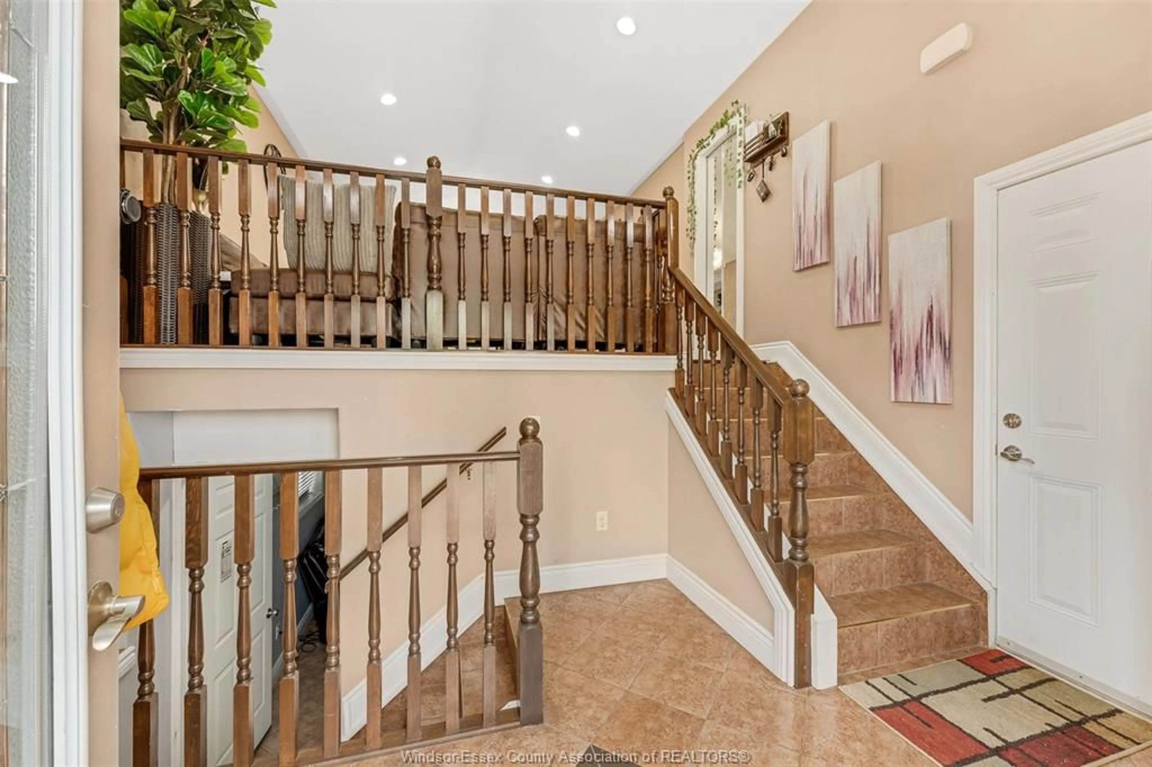 Indoor foyer for 1959 MCKAY Avenue, Windsor Ontario N9B 0B3