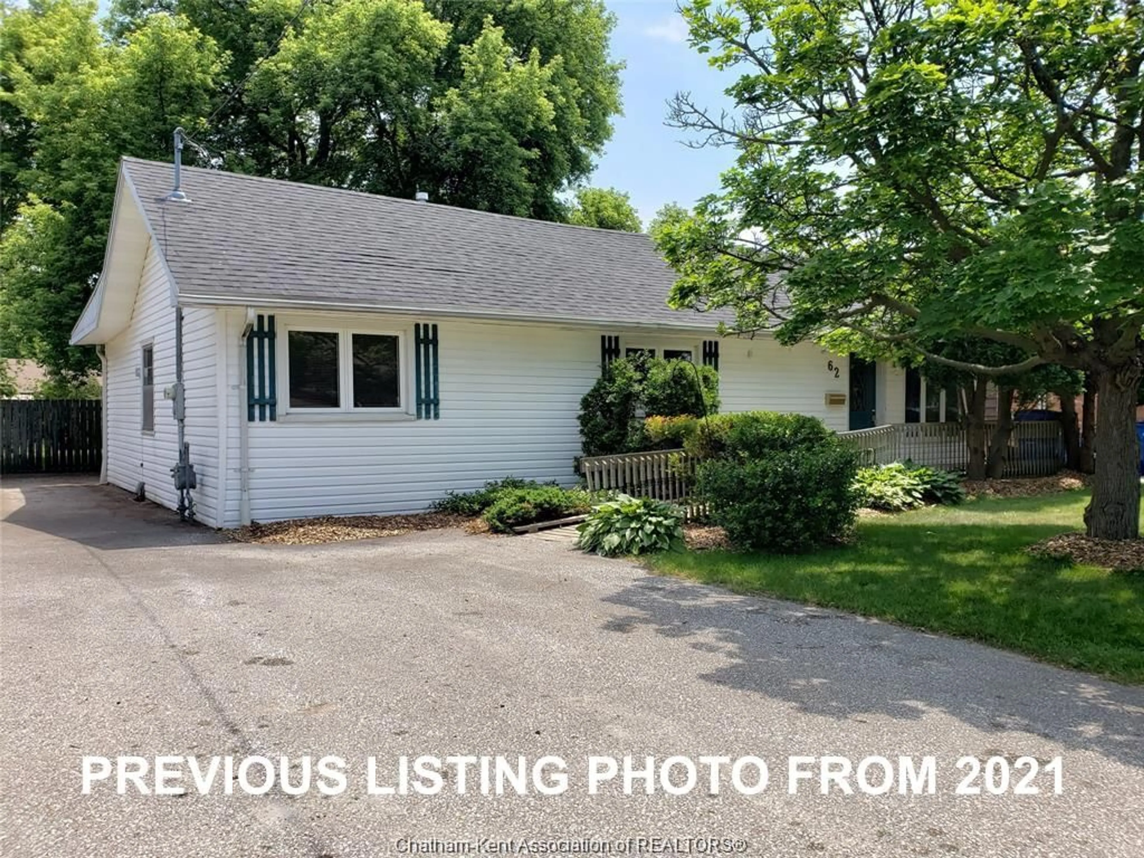 A pic from outside/outdoor area/front of a property/back of a property/a pic from drone, street for 62 Oxley Dr, Chatham Ontario N7L 2K7