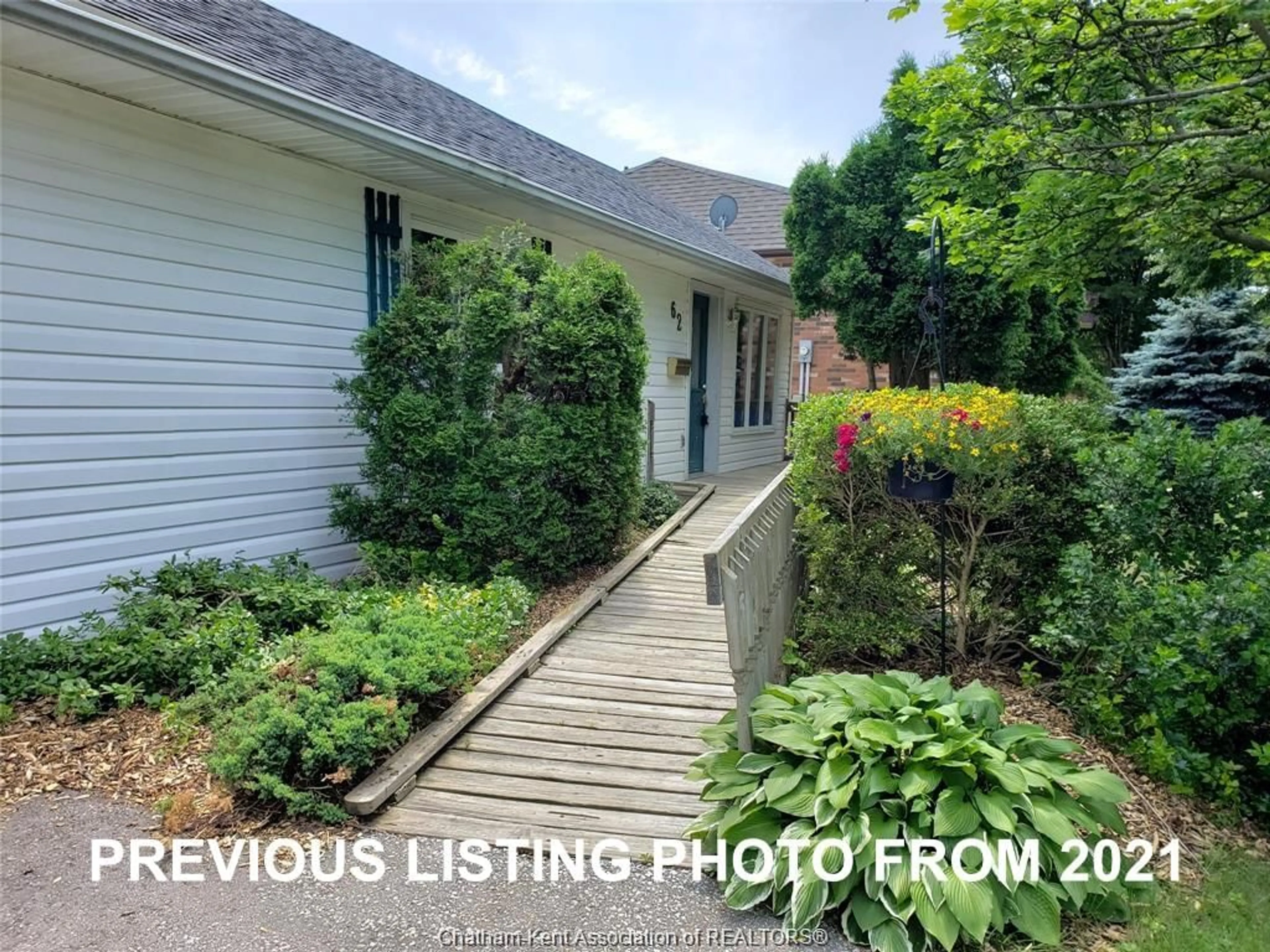 A pic from outside/outdoor area/front of a property/back of a property/a pic from drone, street for 62 Oxley Dr, Chatham Ontario N7L 2K7