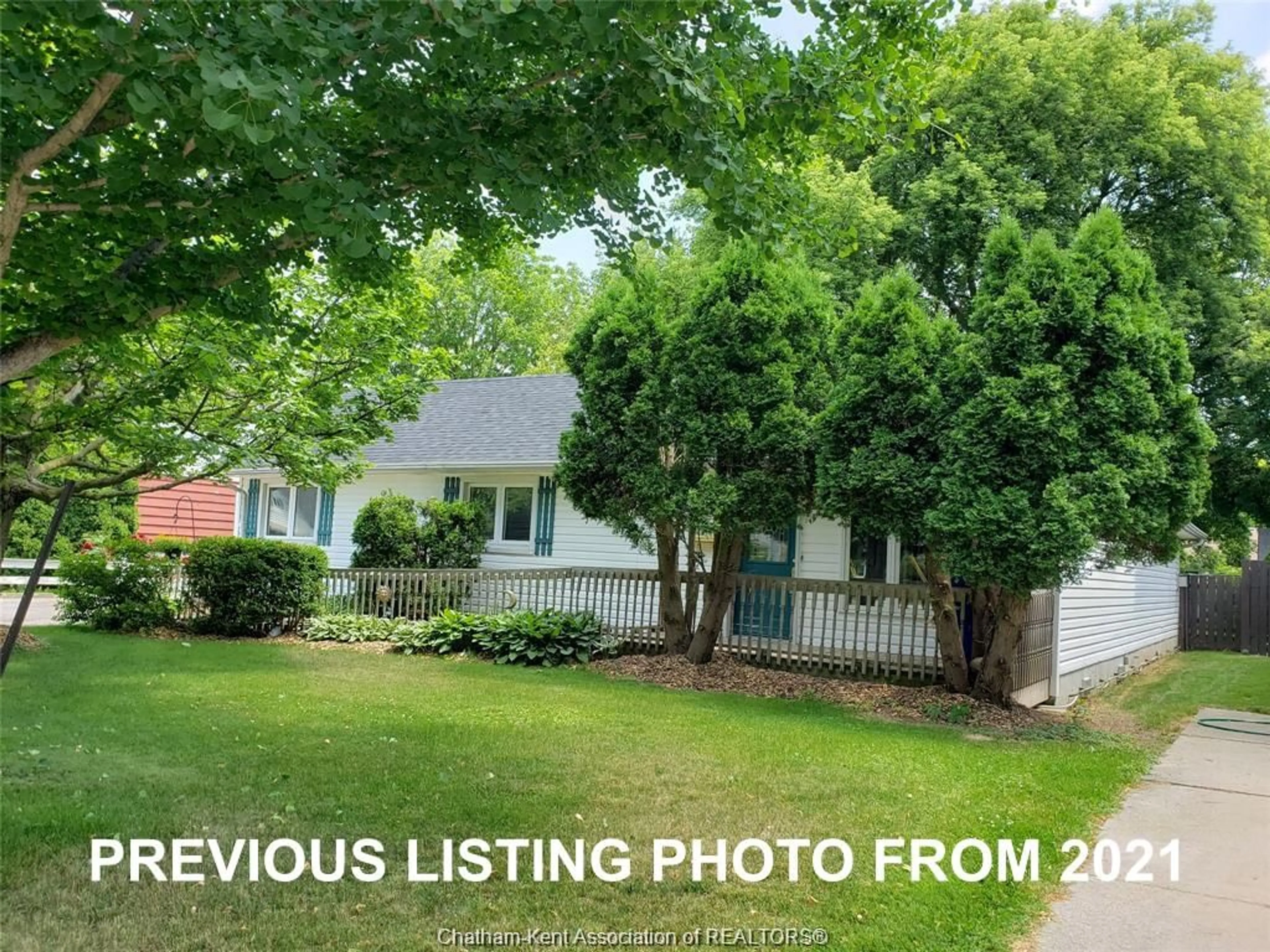 A pic from outside/outdoor area/front of a property/back of a property/a pic from drone, street for 62 Oxley Dr, Chatham Ontario N7L 2K7