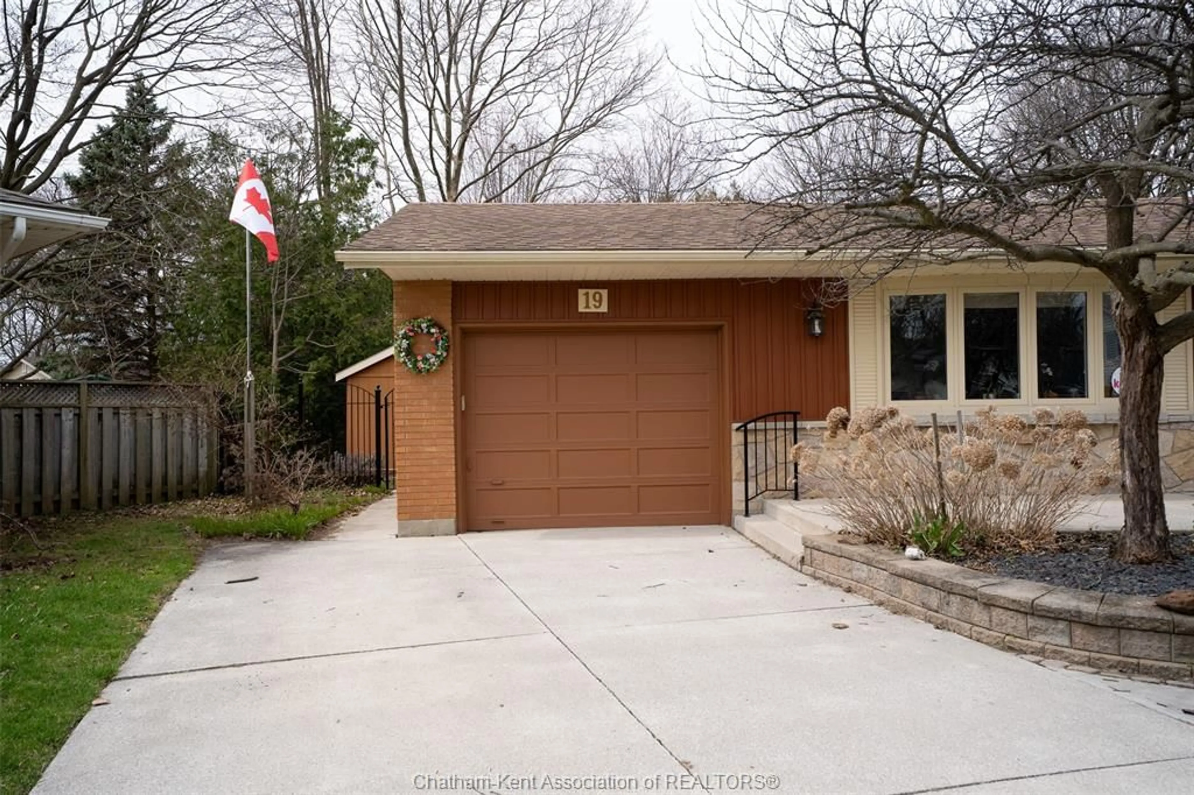Indoor garage for 19 Dove Pl, Chatham Ontario N7L 1H1