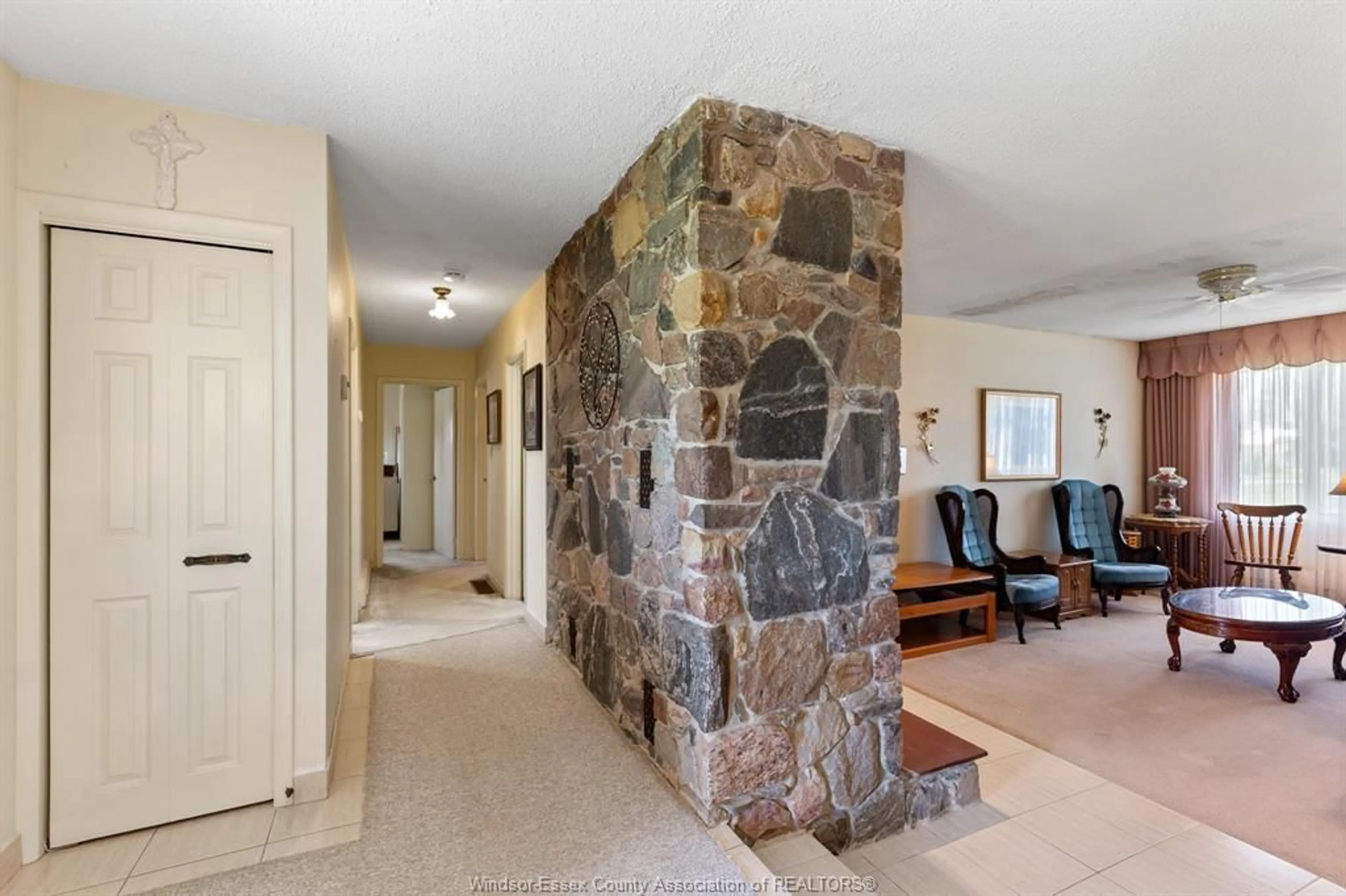 Indoor foyer for 181 NOTRE DAME St, Lakeshore Ontario N0R 1A0