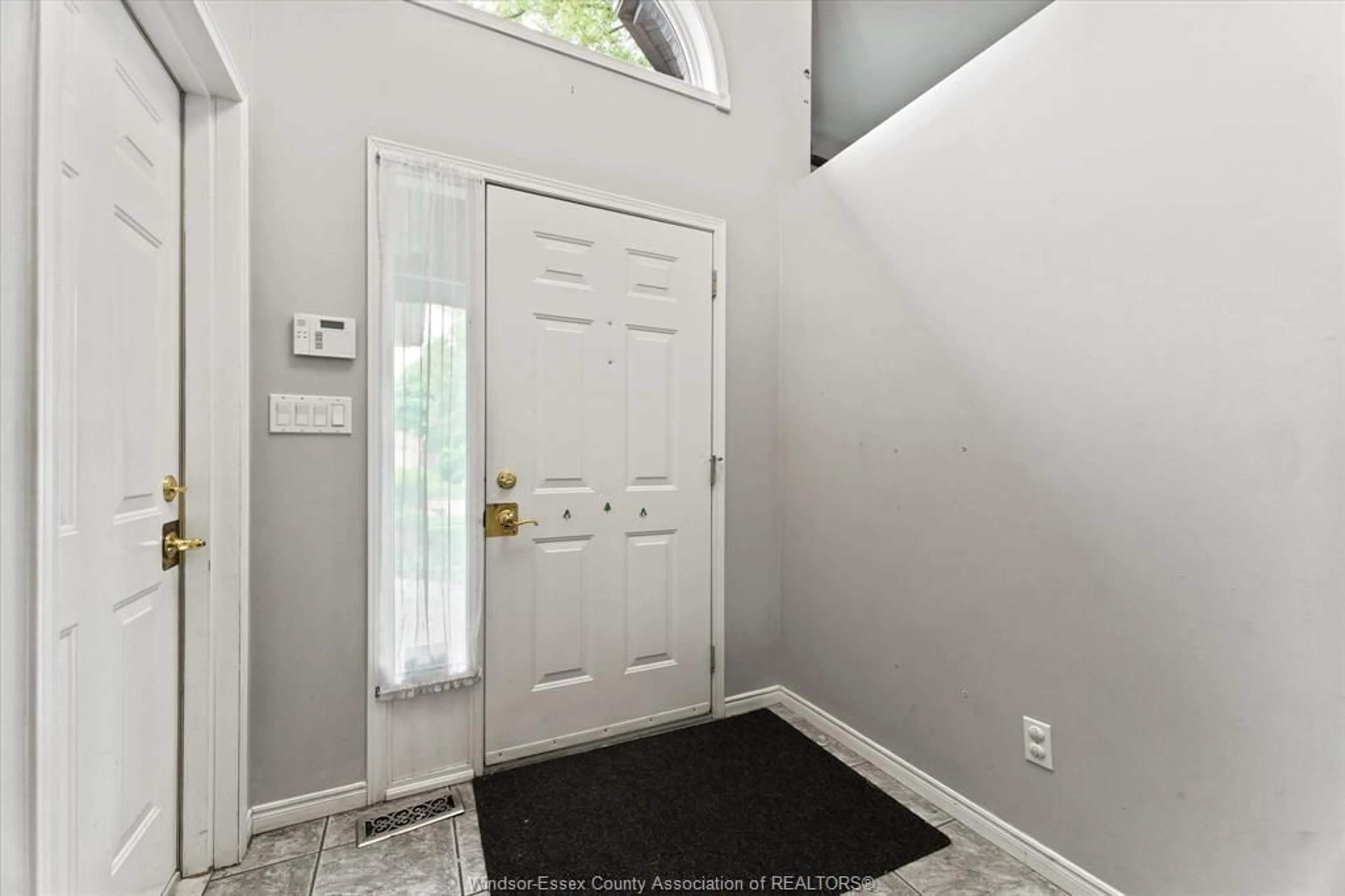 Indoor entryway for 4224 NORTHWOOD LAKES Dr, Windsor Ontario N9G 2W2