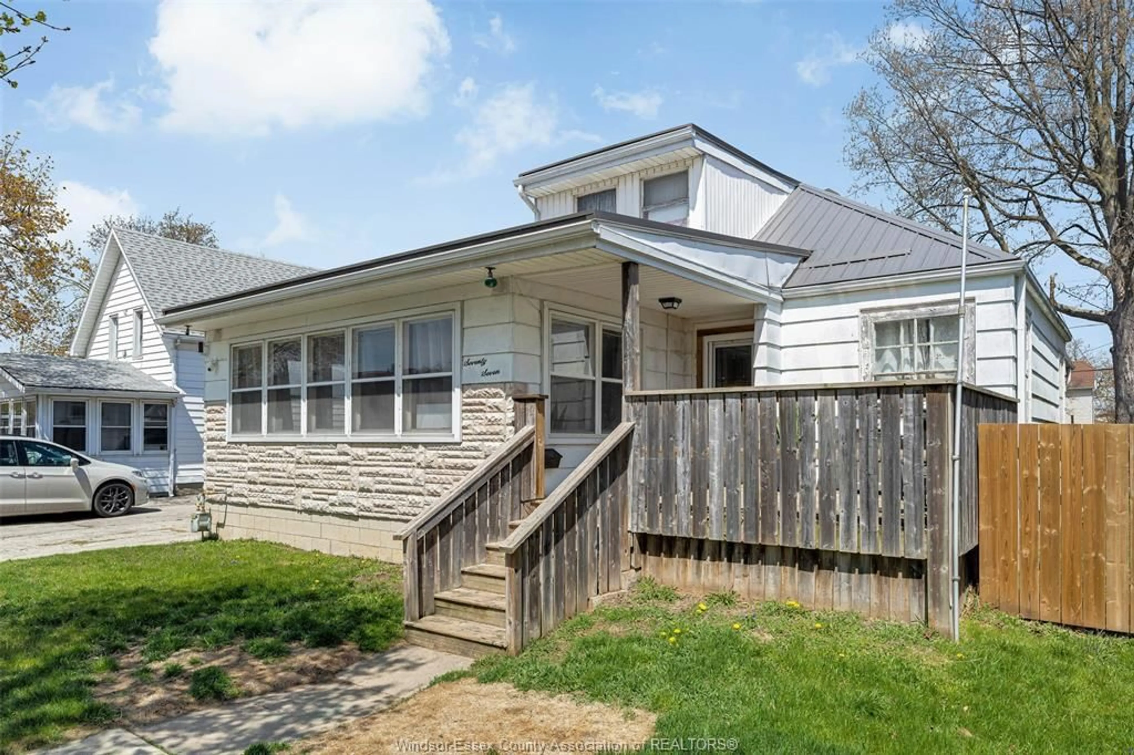 Home with vinyl exterior material, street for 77 MILL St, Leamington Ontario N8H 1S3