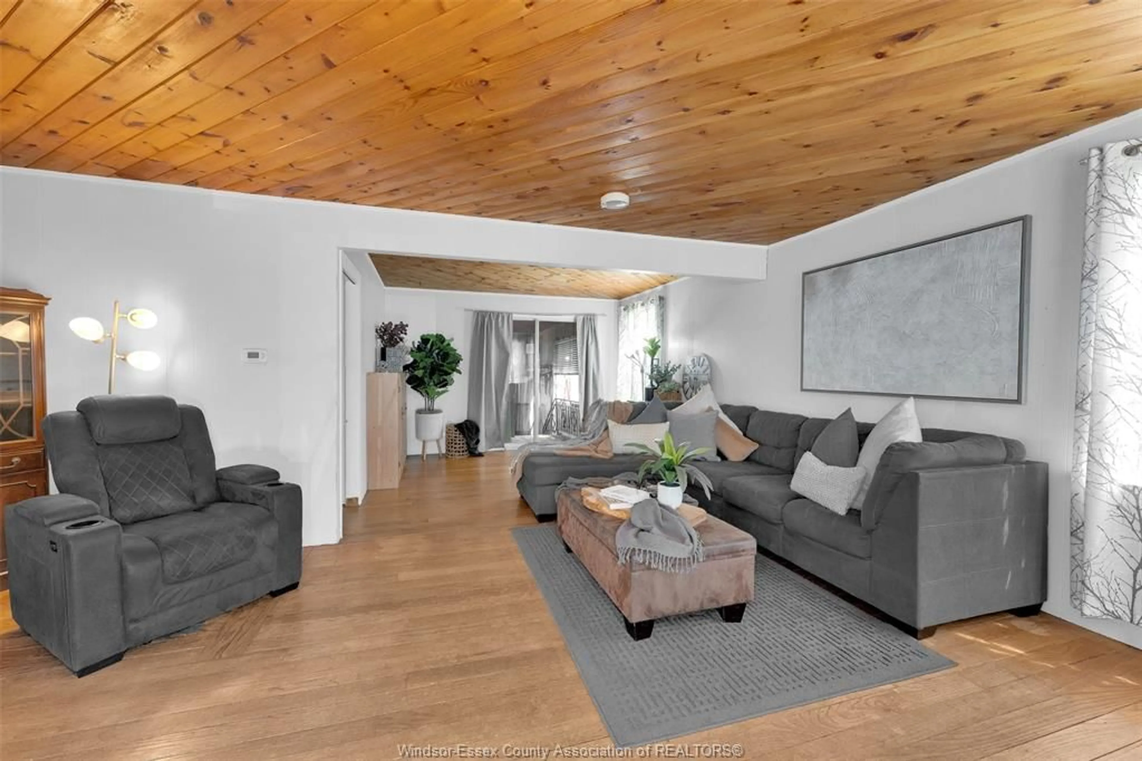 Living room with furniture, wood/laminate floor for 77 MILL St, Leamington Ontario N8H 1S3