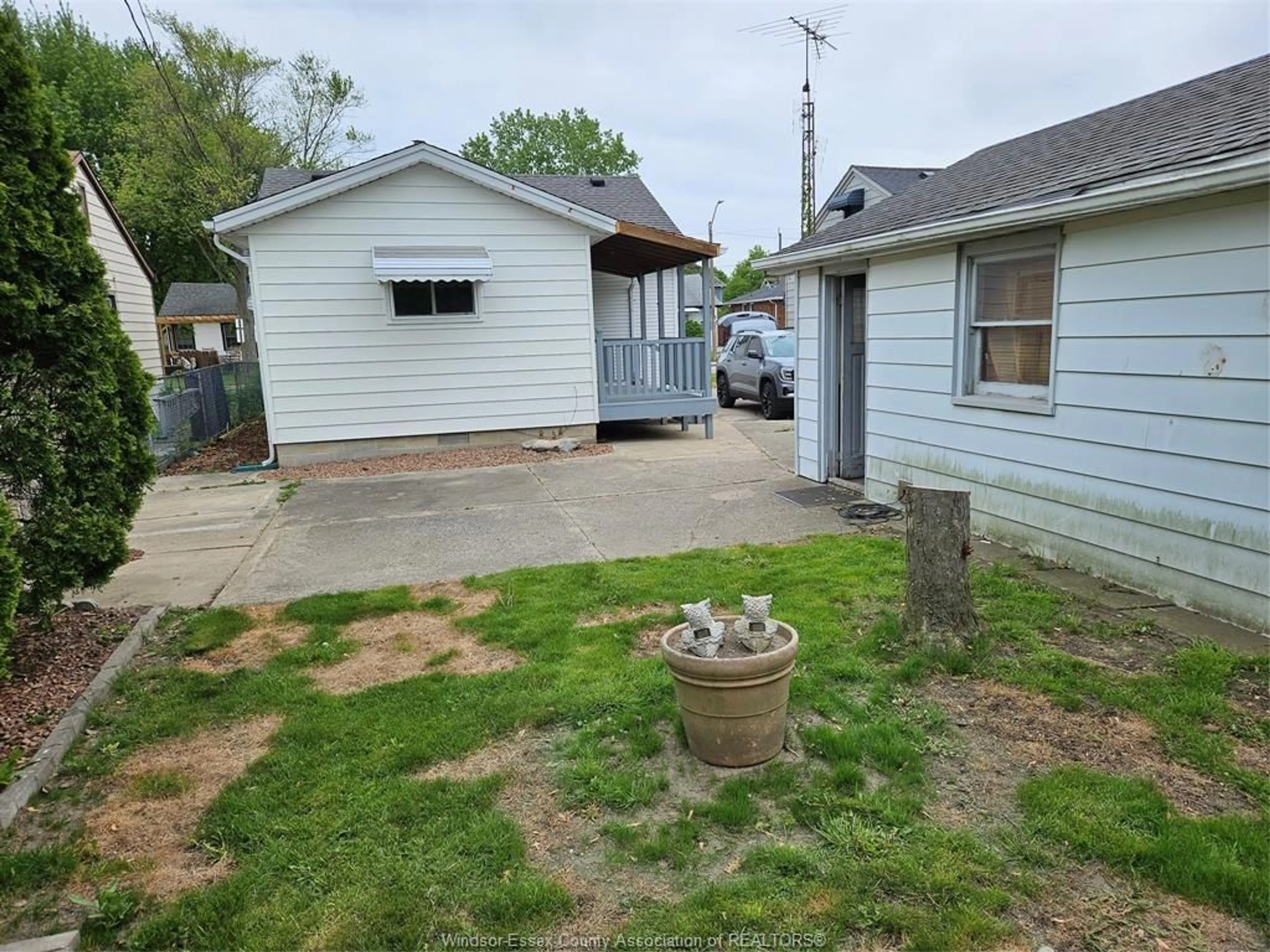 A pic from outside/outdoor area/front of a property/back of a property/a pic from drone, street for 1709 CENTRAL, Windsor Ontario N8Y 3W3
