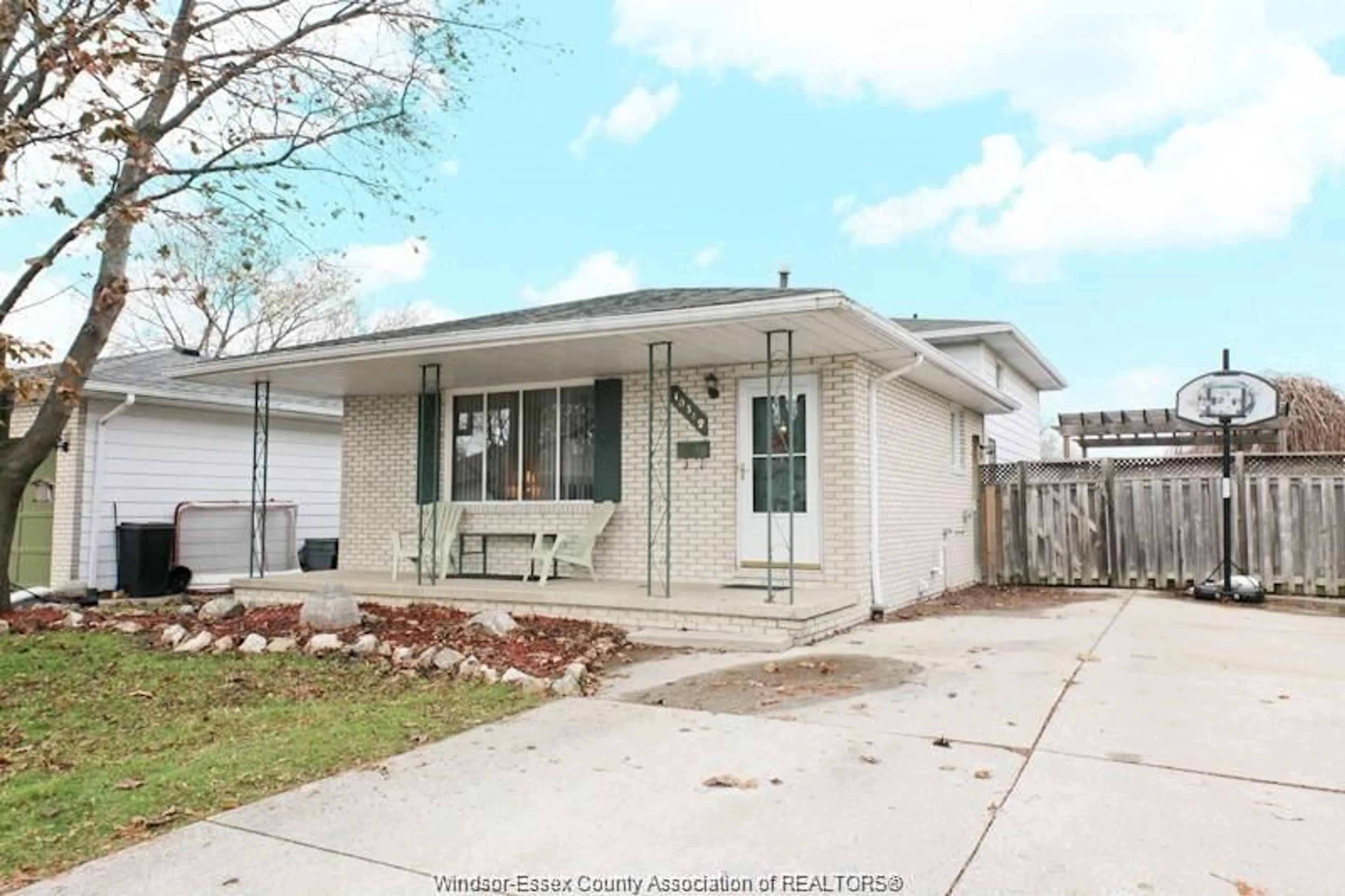 Home with vinyl exterior material, street for 10342 LONSDALE Cres, Windsor Ontario N8R 2E3