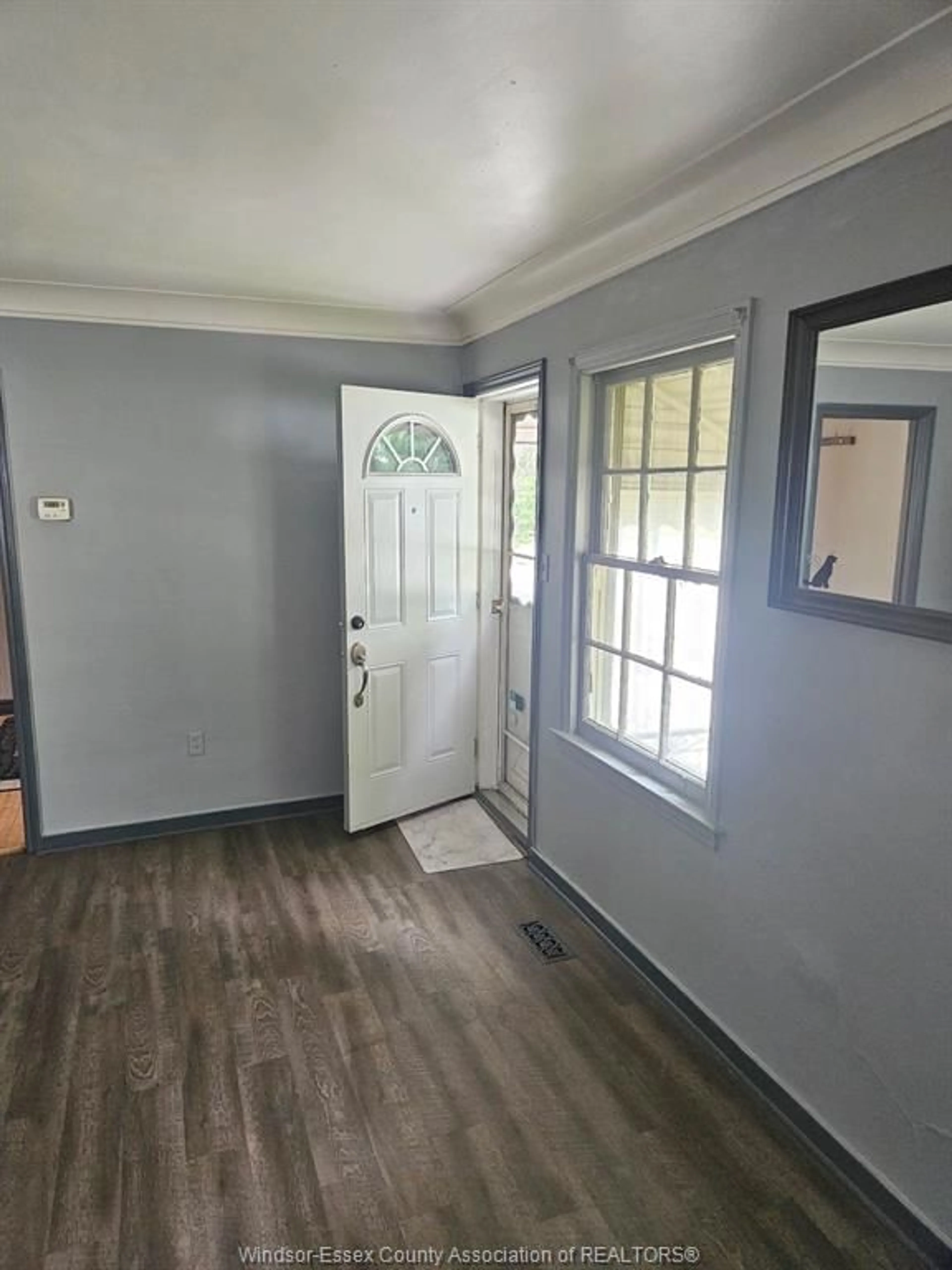 Indoor entryway for 1624 PRINCE Rd, Windsor Ontario N9C 3B7
