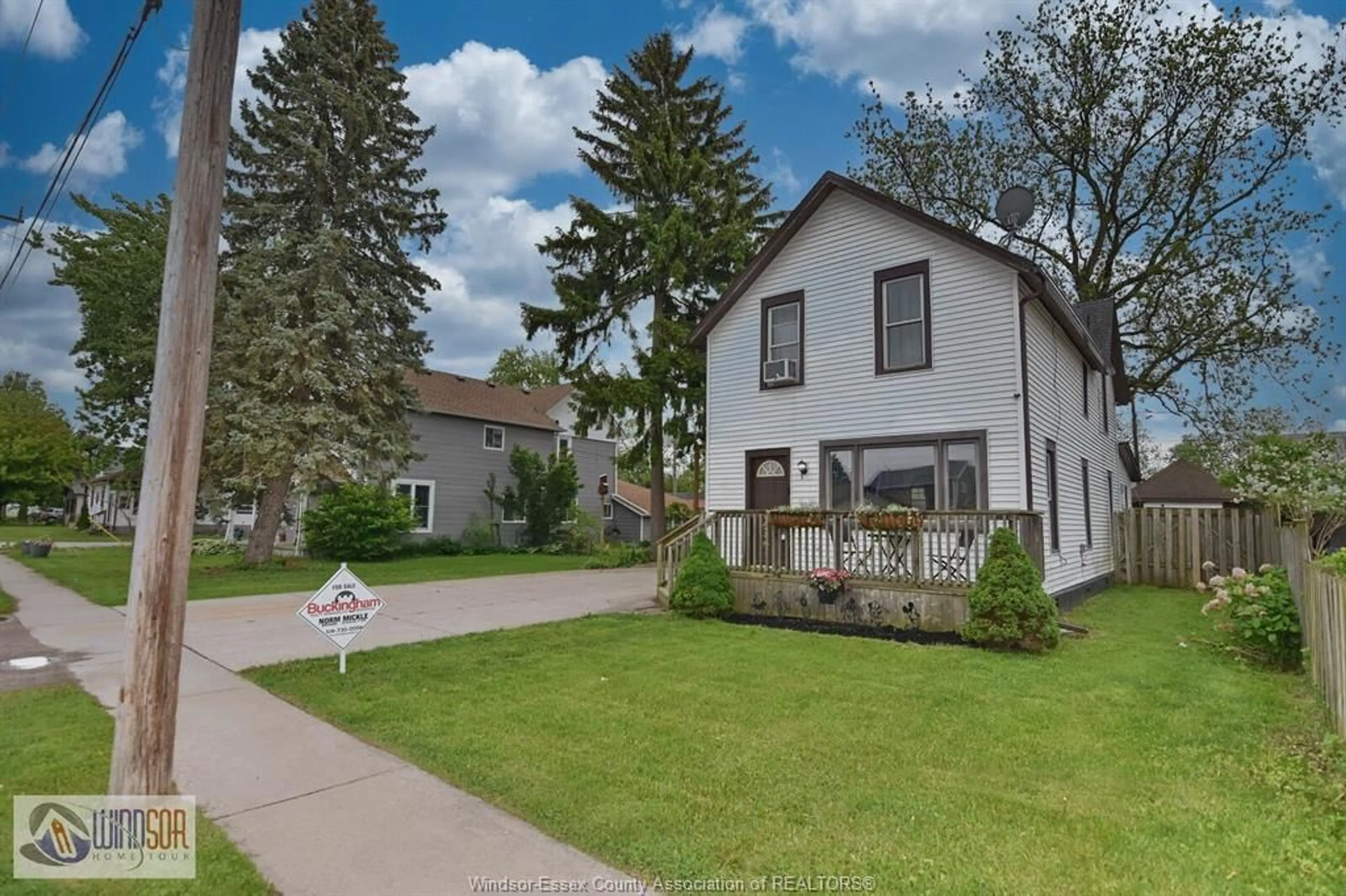 A pic from outside/outdoor area/front of a property/back of a property/a pic from drone, street for 109 MAPLE, Harrow Ontario N0R 1G0