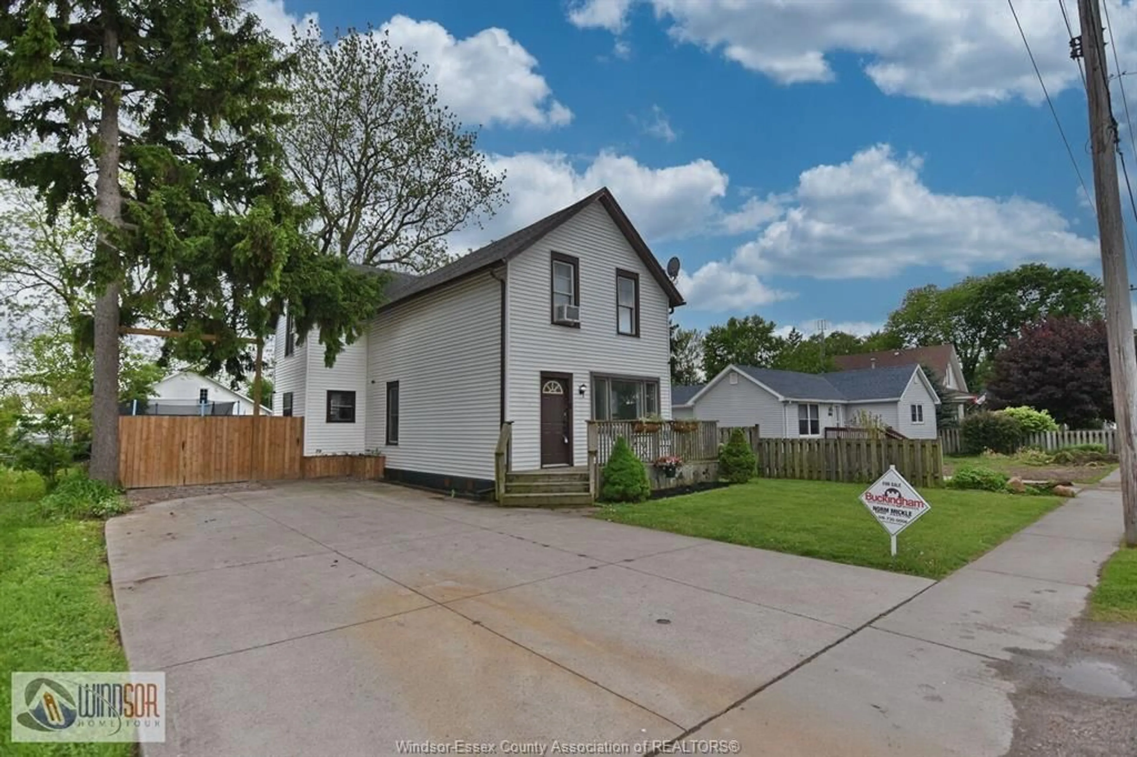 A pic from outside/outdoor area/front of a property/back of a property/a pic from drone, street for 109 MAPLE, Harrow Ontario N0R 1G0