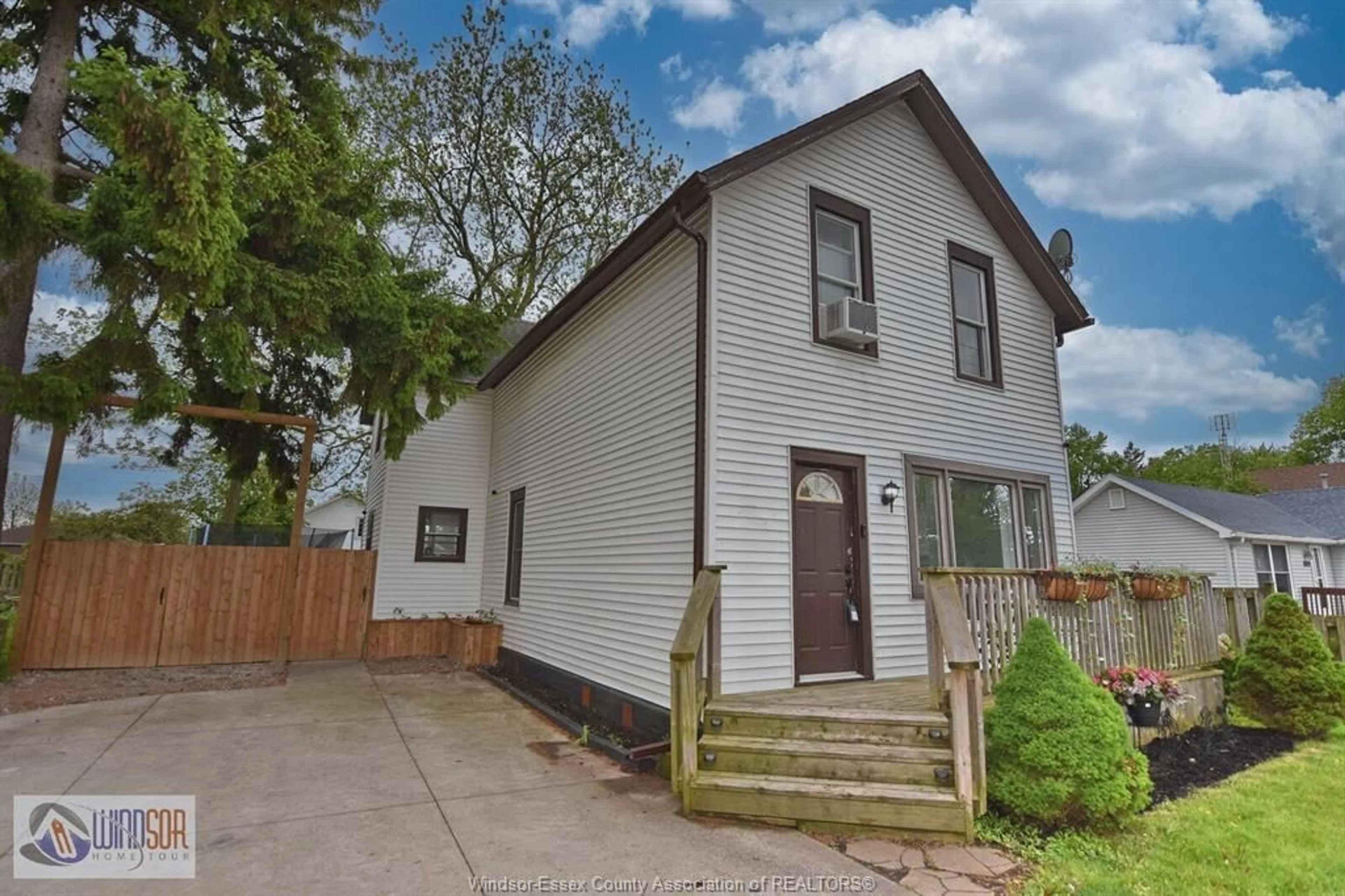 Home with brick exterior material, street for 109 MAPLE, Harrow Ontario N0R 1G0