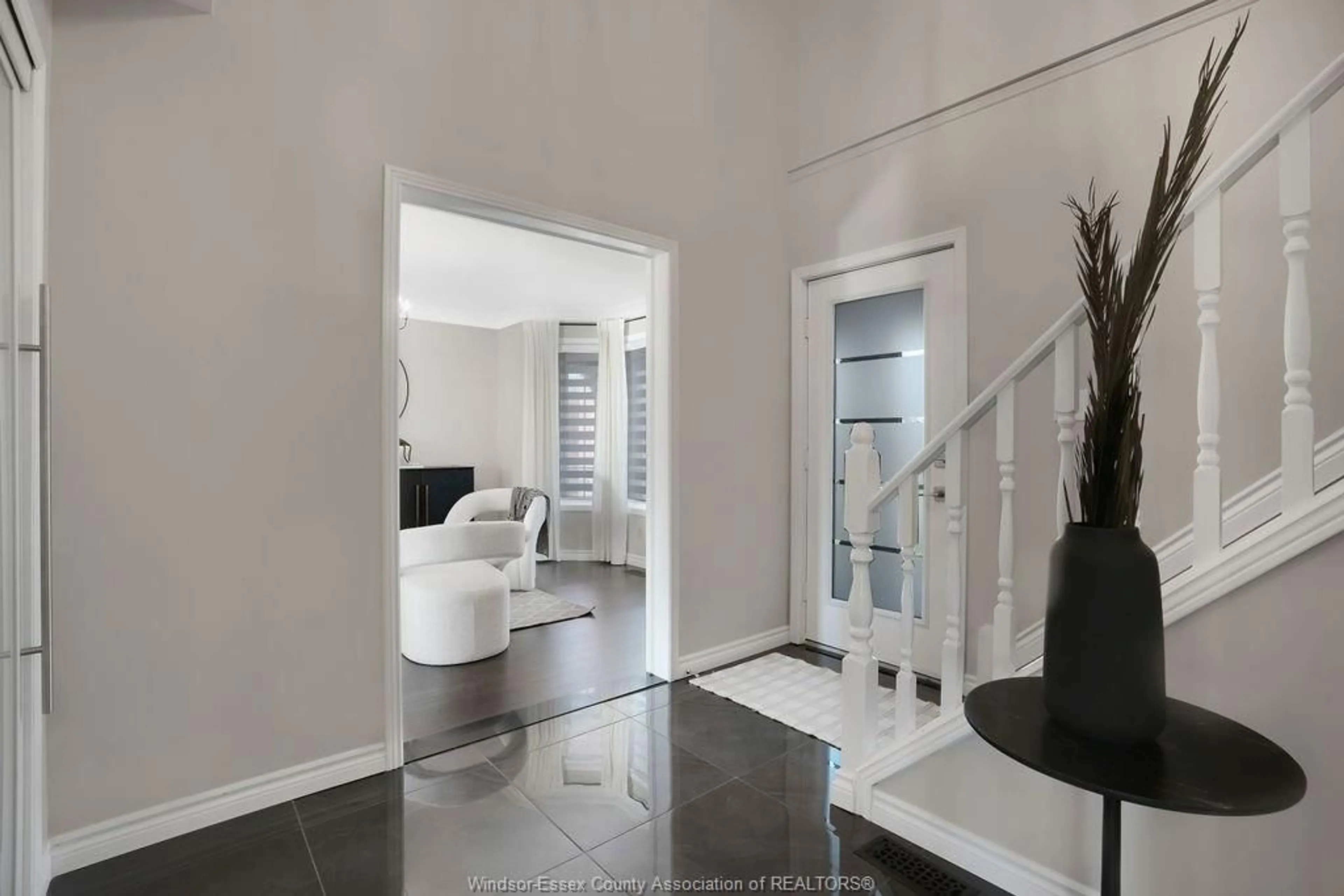 Indoor foyer for 570 JARVIS, Windsor Ontario N8P 1C9
