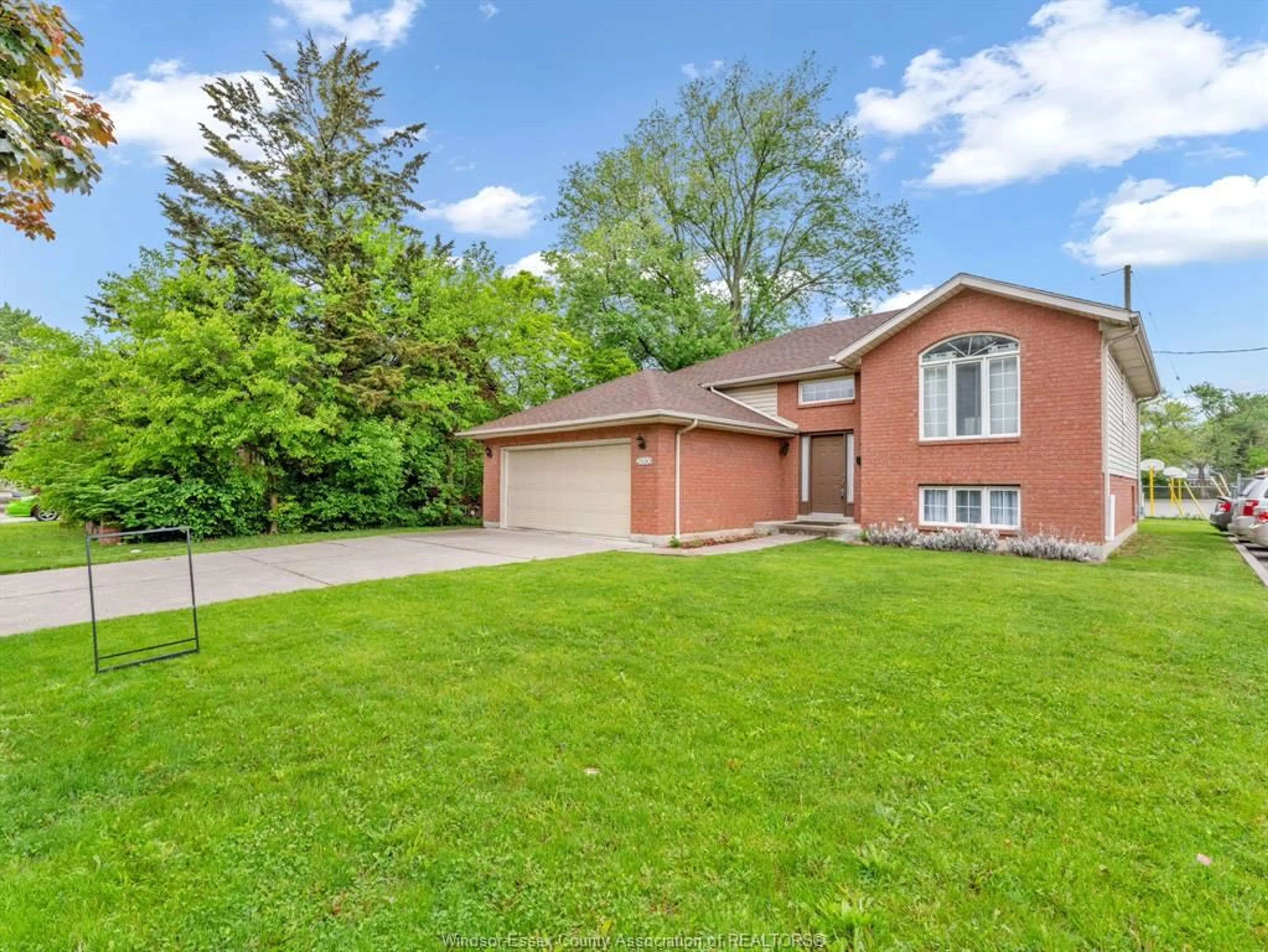 A pic from outside/outdoor area/front of a property/back of a property/a pic from drone, street for 2880 DOMINION Blvd, Windsor Ontario N9E 2M8