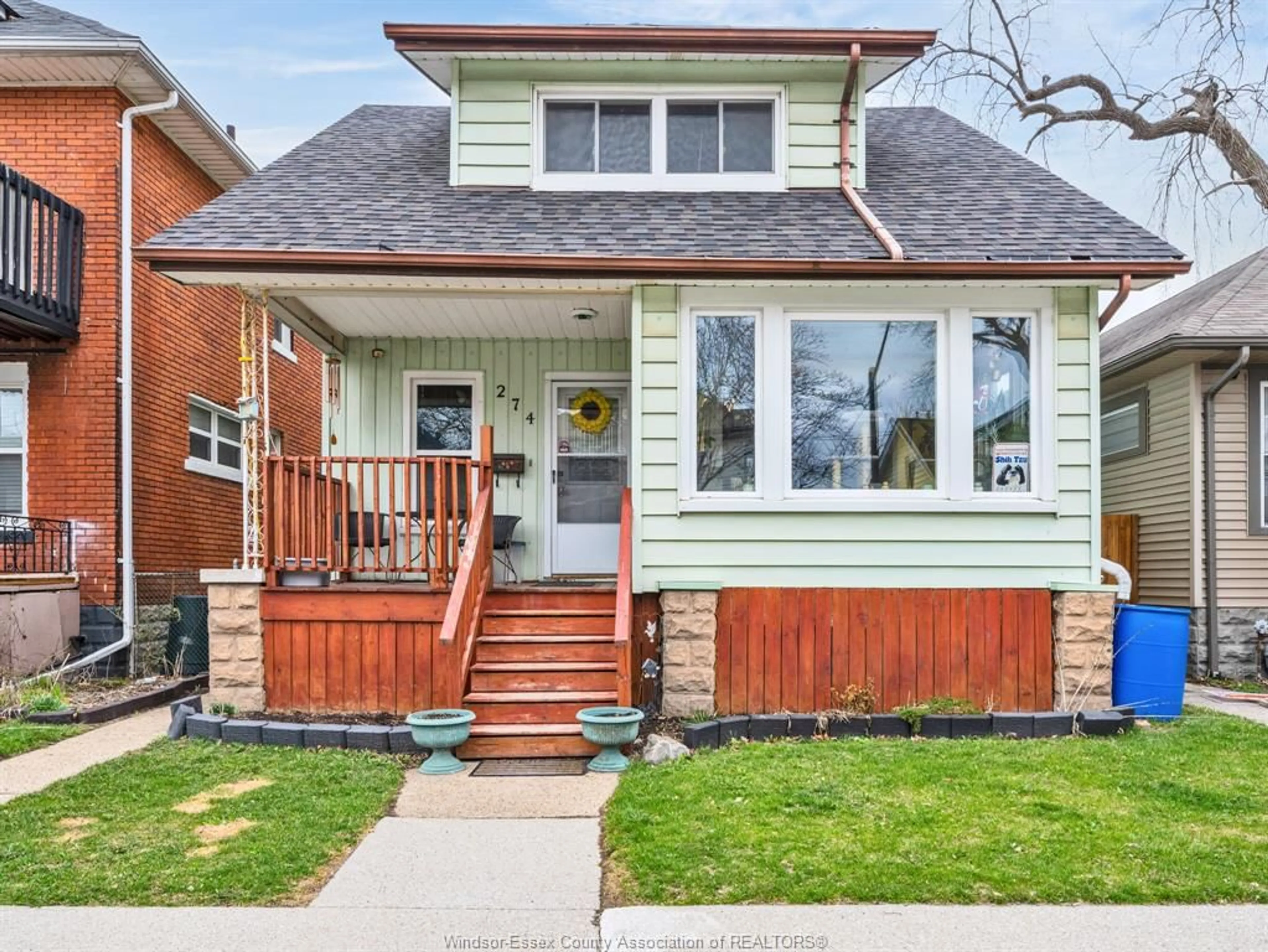 Home with vinyl exterior material, street for 274 BELLEVIEW, Windsor Ontario N8Y 2V9