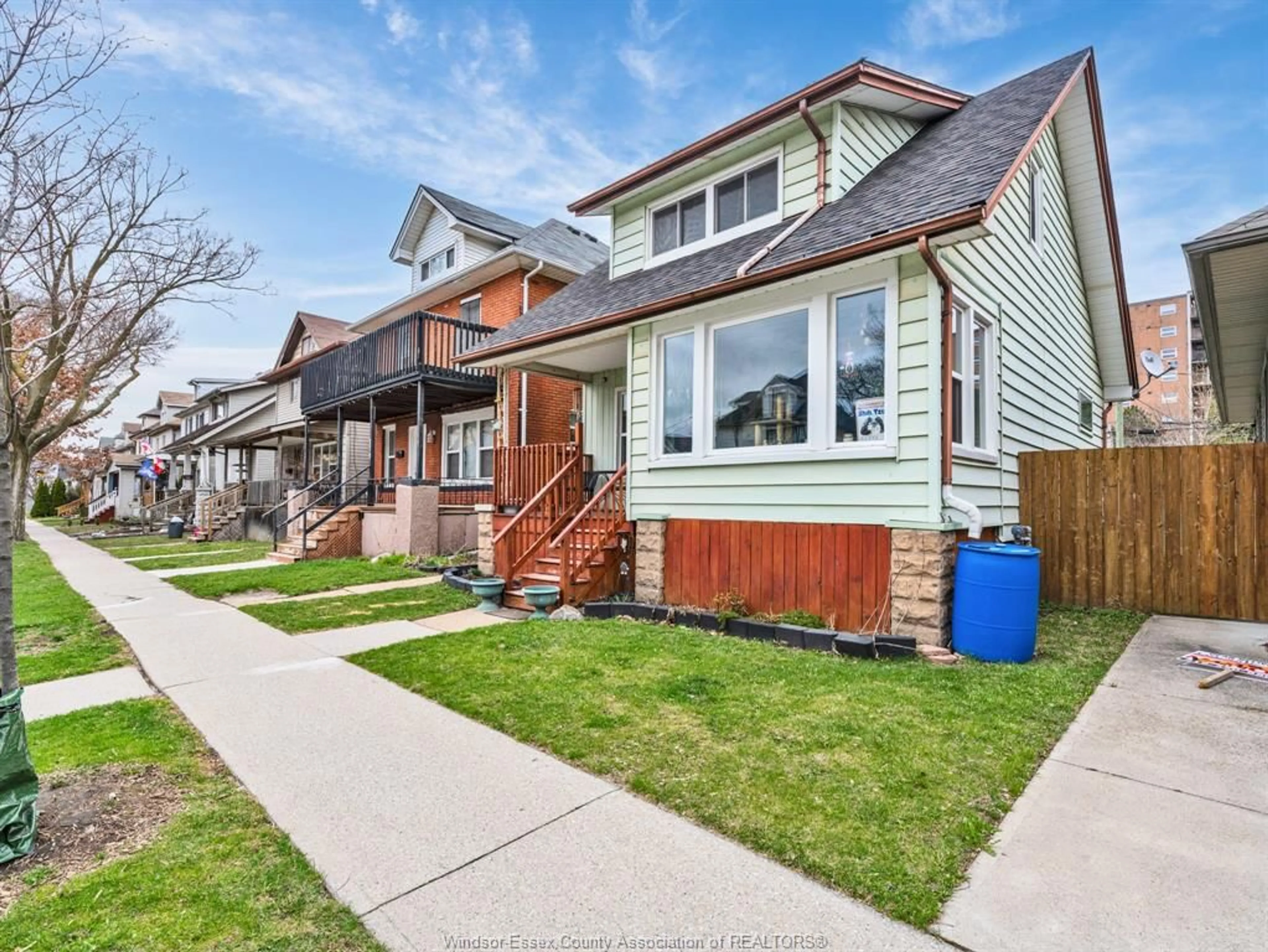 Home with brick exterior material, street for 274 BELLEVIEW, Windsor Ontario N8Y 2V9