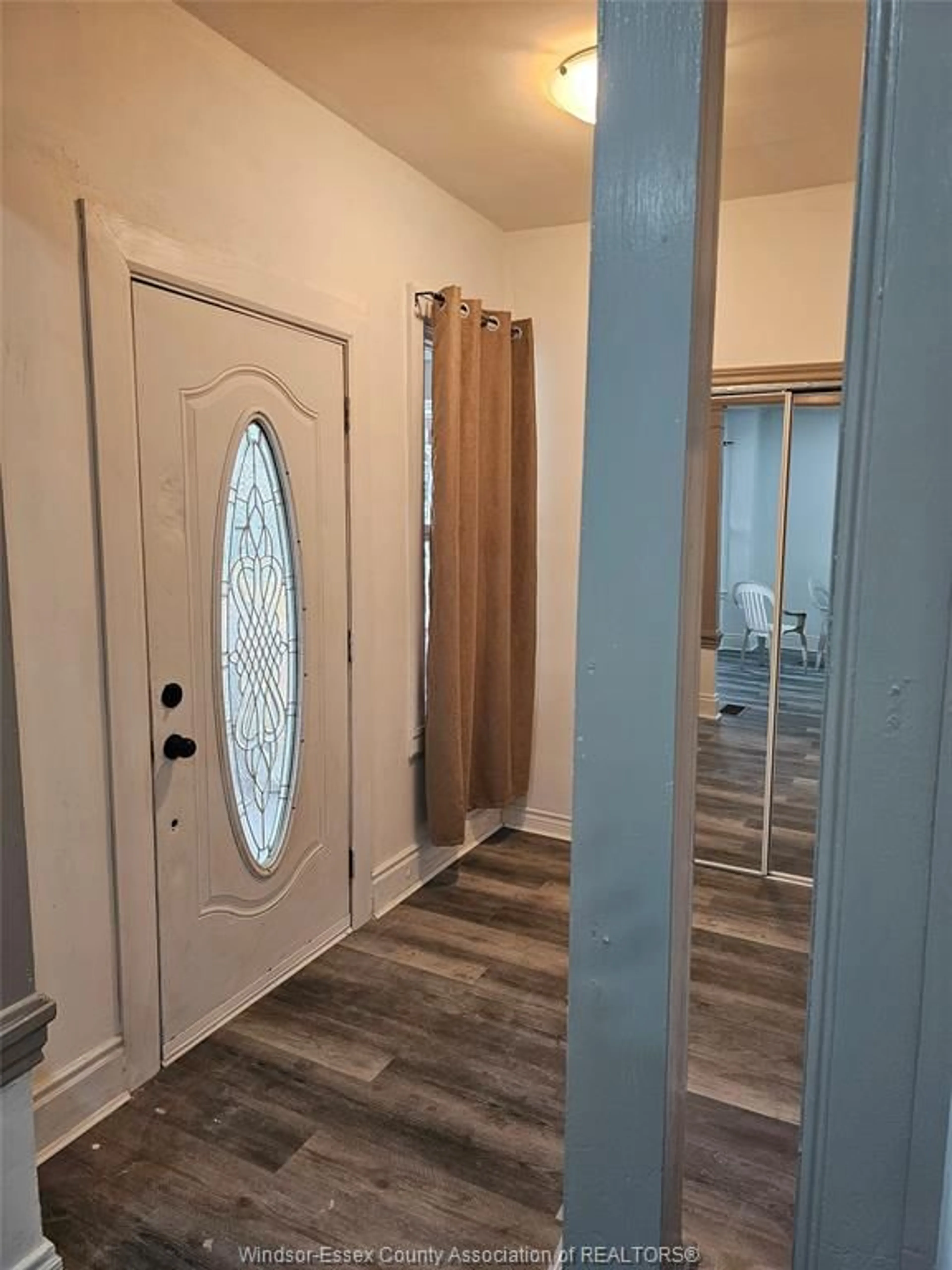 Indoor entryway for 510 CRAWFORD, Windsor Ontario N9A 5C4