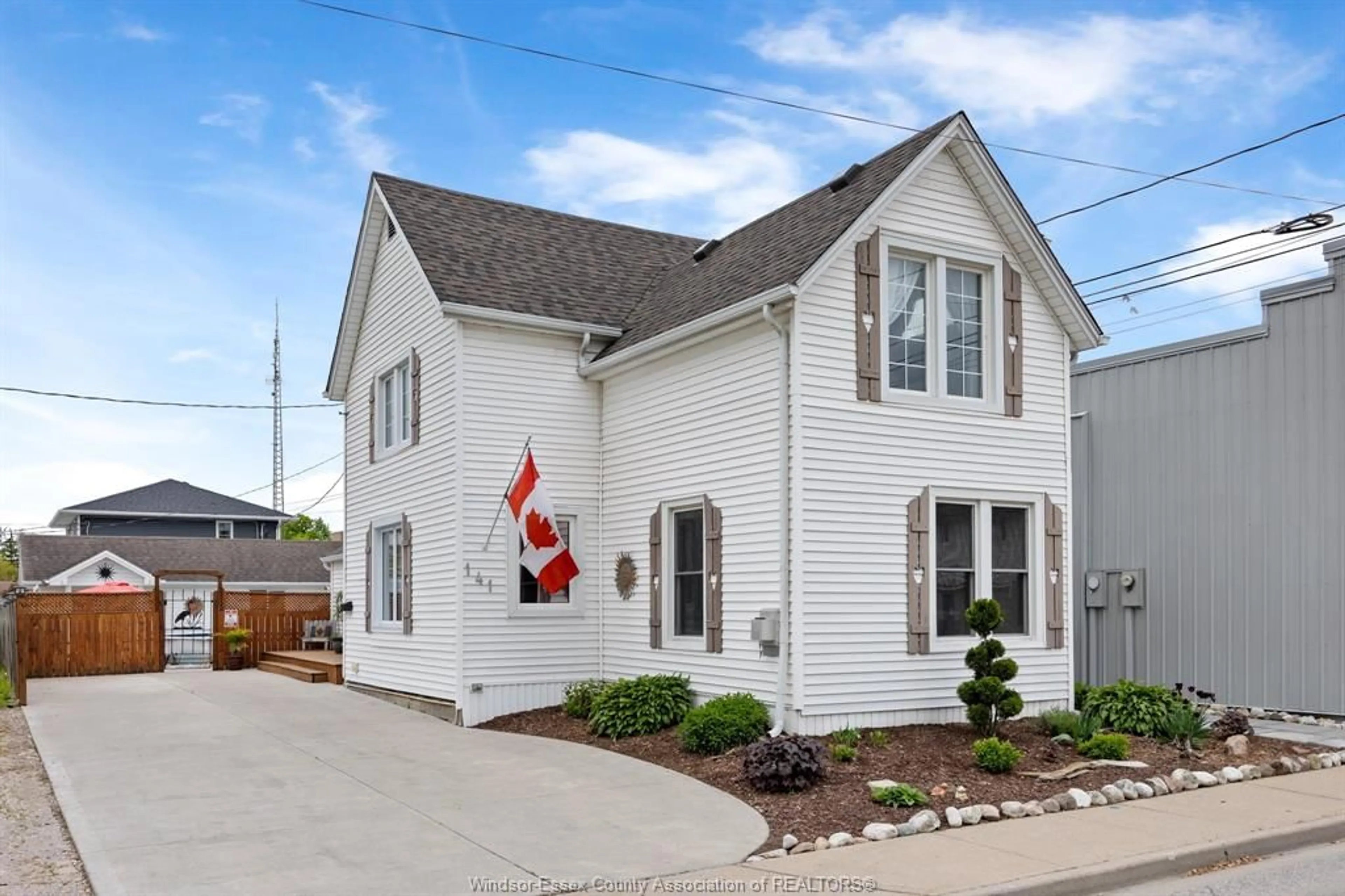 Home with vinyl exterior material, street for 141 MURRAY, Amherstburg Ontario N9V 1J3