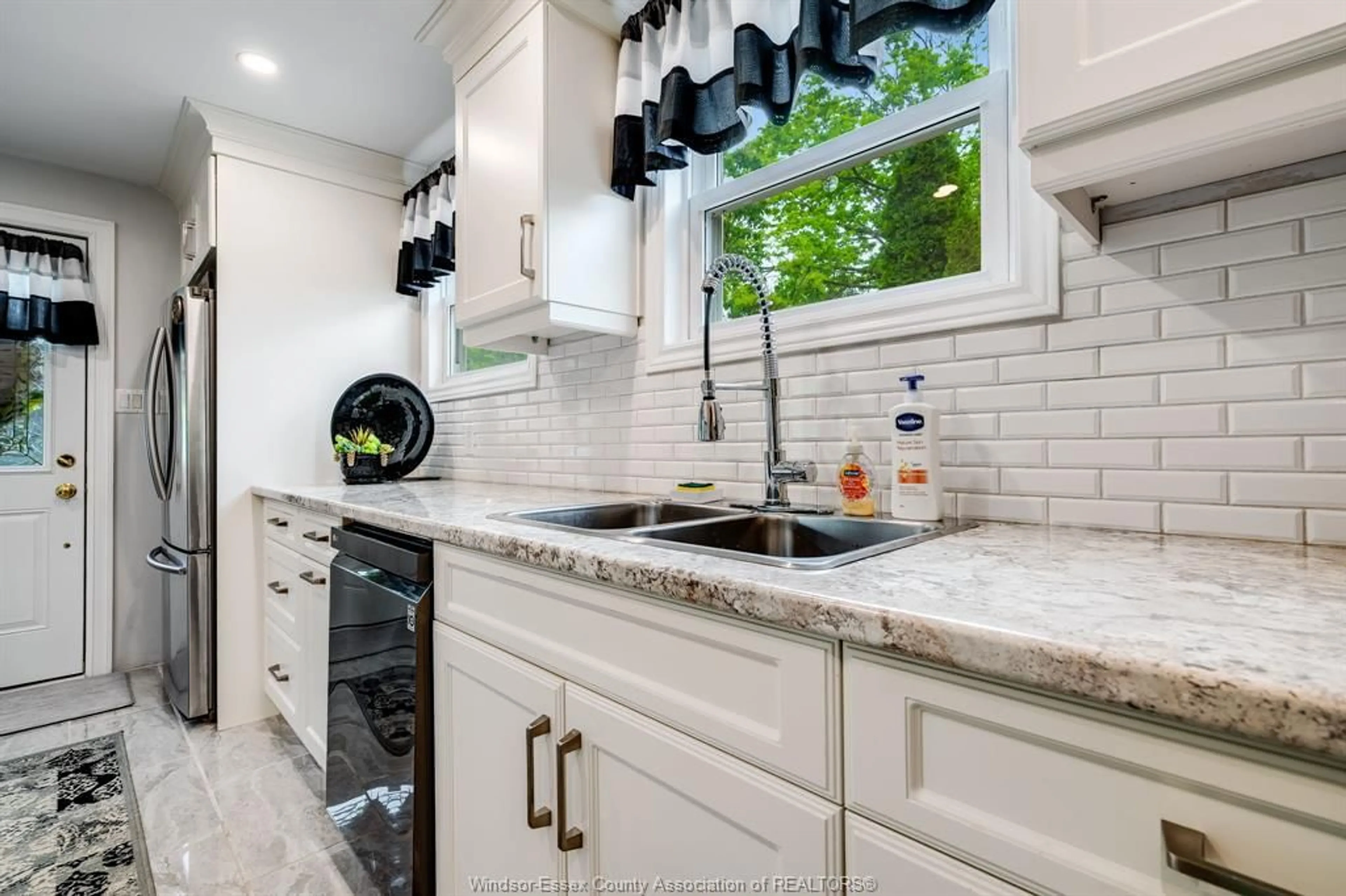 Contemporary kitchen, ceramic/tile floor for 20 PARK Lane, Tilbury Ontario N0P 2L0