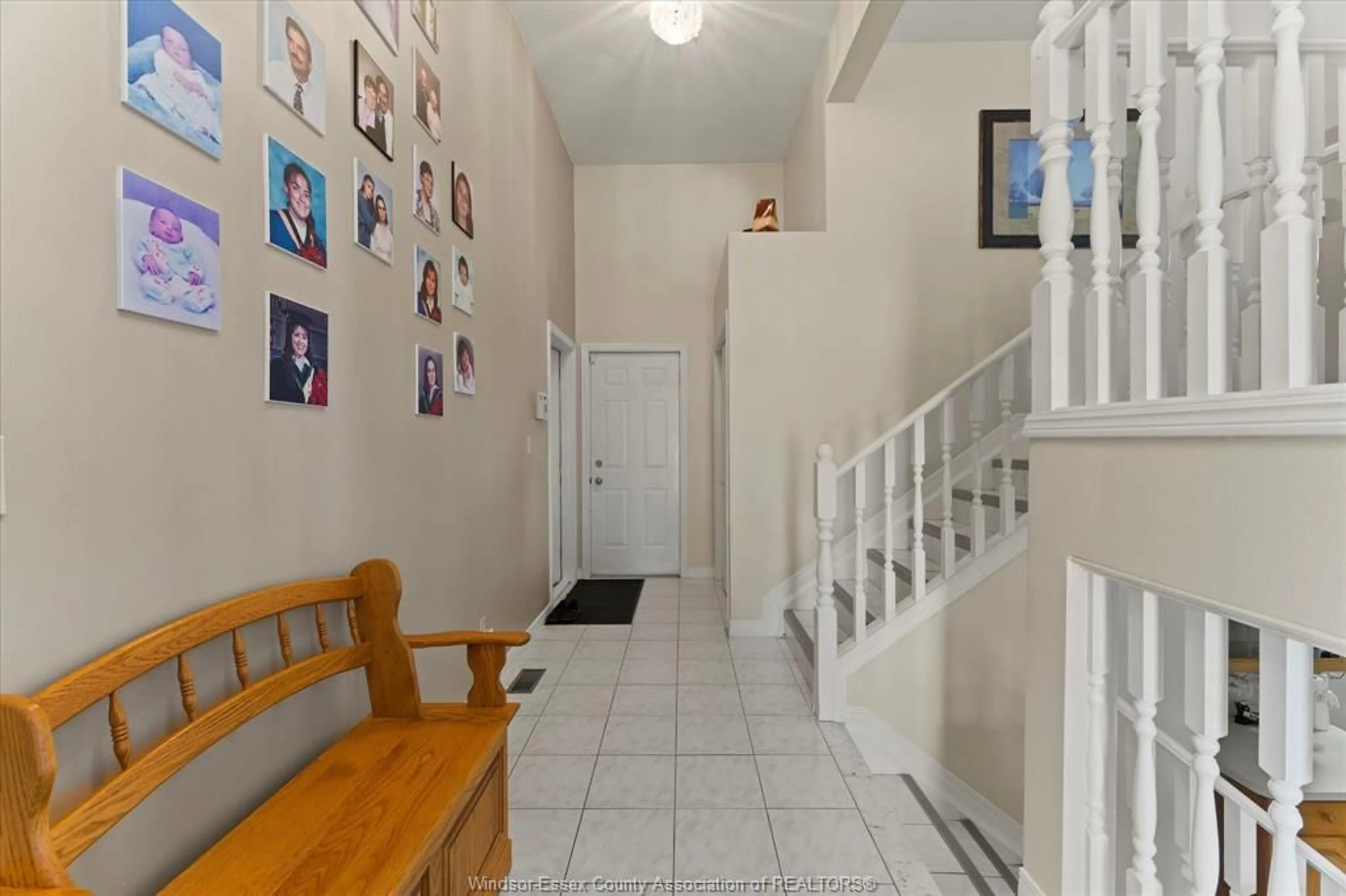 Indoor foyer for 4133 Grand Marais Rd, Windsor Ontario N8W 1X2