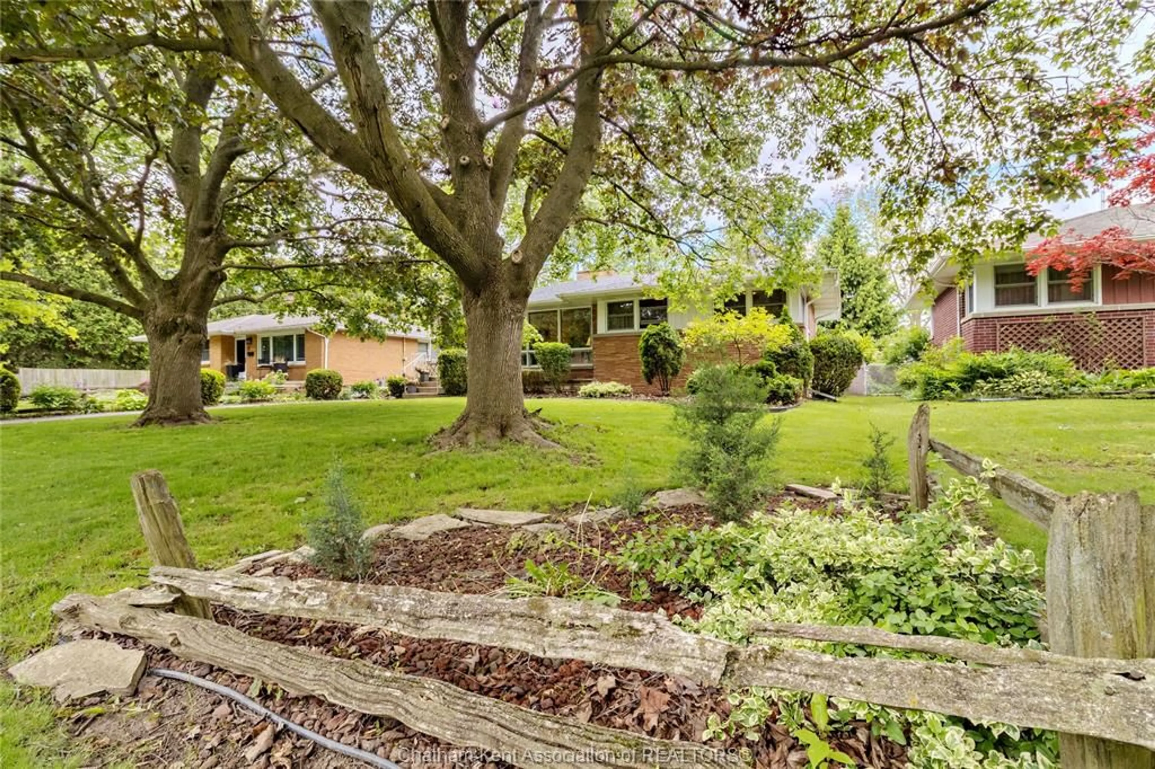 A pic from outside/outdoor area/front of a property/back of a property/a pic from drone, street for 6 Craven Dr, Chatham Ontario N7L 3T8