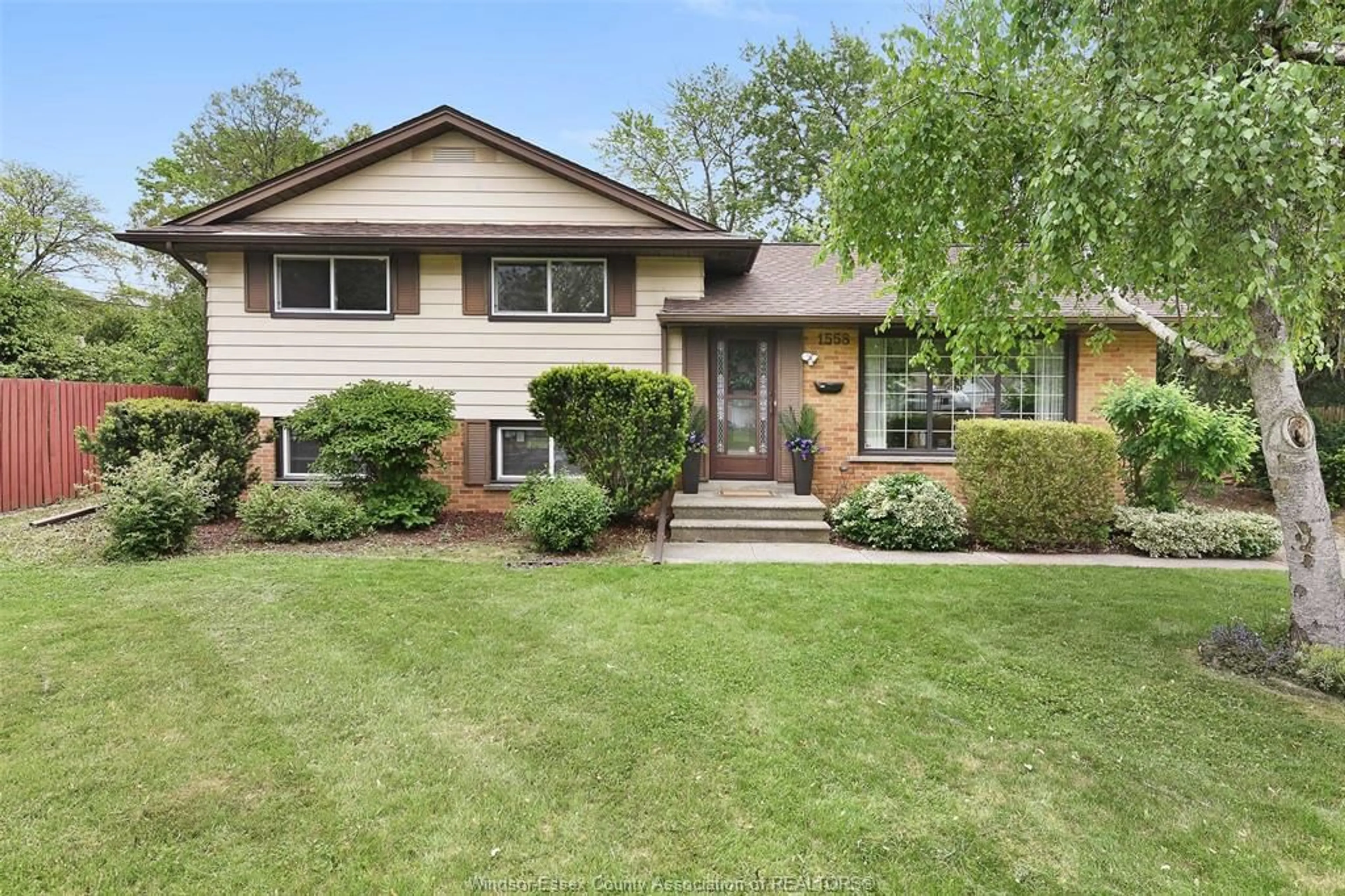 Home with brick exterior material, street for 1558 STRATFORD Crt, Windsor Ontario N9G 1W2