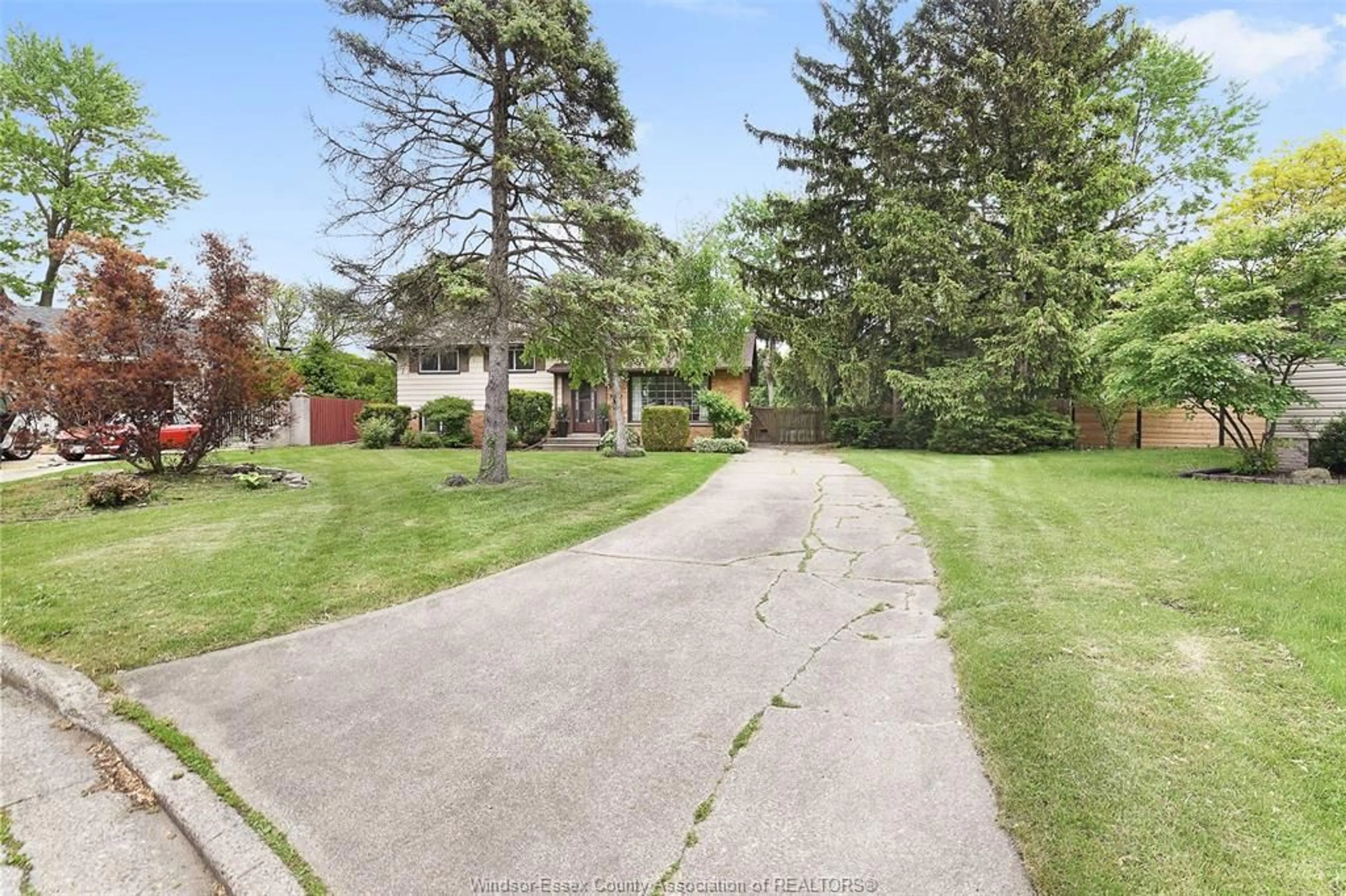 A pic from outside/outdoor area/front of a property/back of a property/a pic from drone, street for 1558 STRATFORD Crt, Windsor Ontario N9G 1W2
